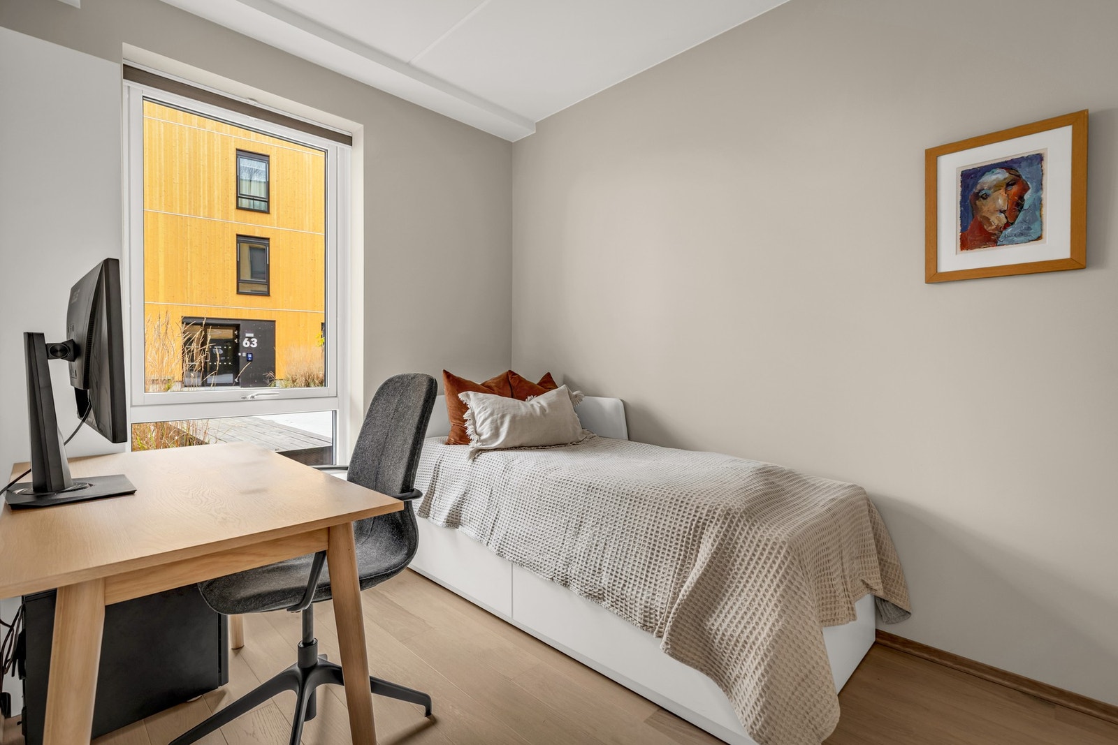 Lyst og trivelig rom som passer perfekt som barnerom, kontor eller gjesterom. Galleribilde