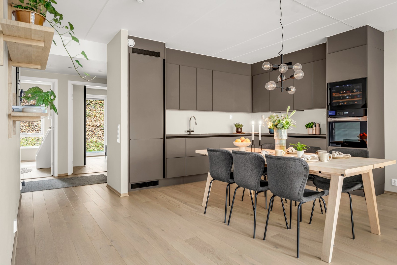 Her er det god plass til spisebord i tilknytning til kjøkkensonen. Galleribilde