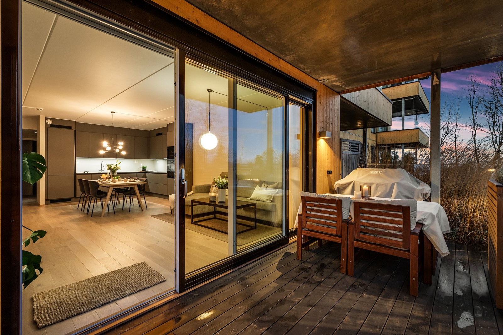 Solrik uteplass som forlenger oppholdsrommet på fine dager. Galleribilde