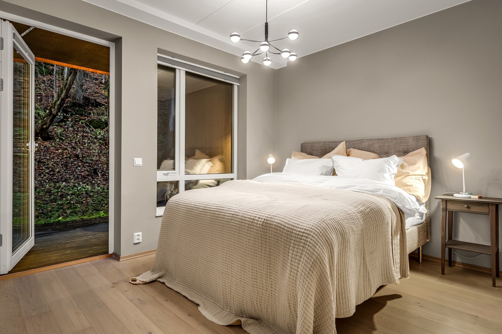 Romslig hovedsoverom med direkte utgang til egen markterrasse. Galleribilde