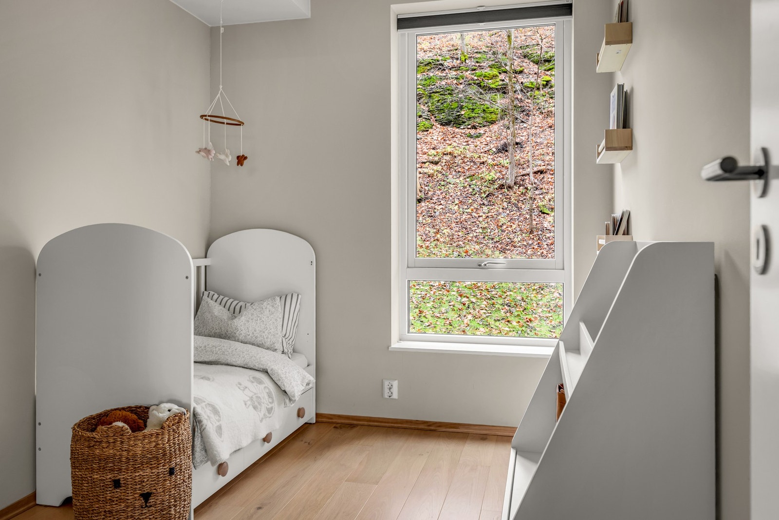 Rolig beliggenhet mot grønt område - ideelt som barnerom. Galleribilde