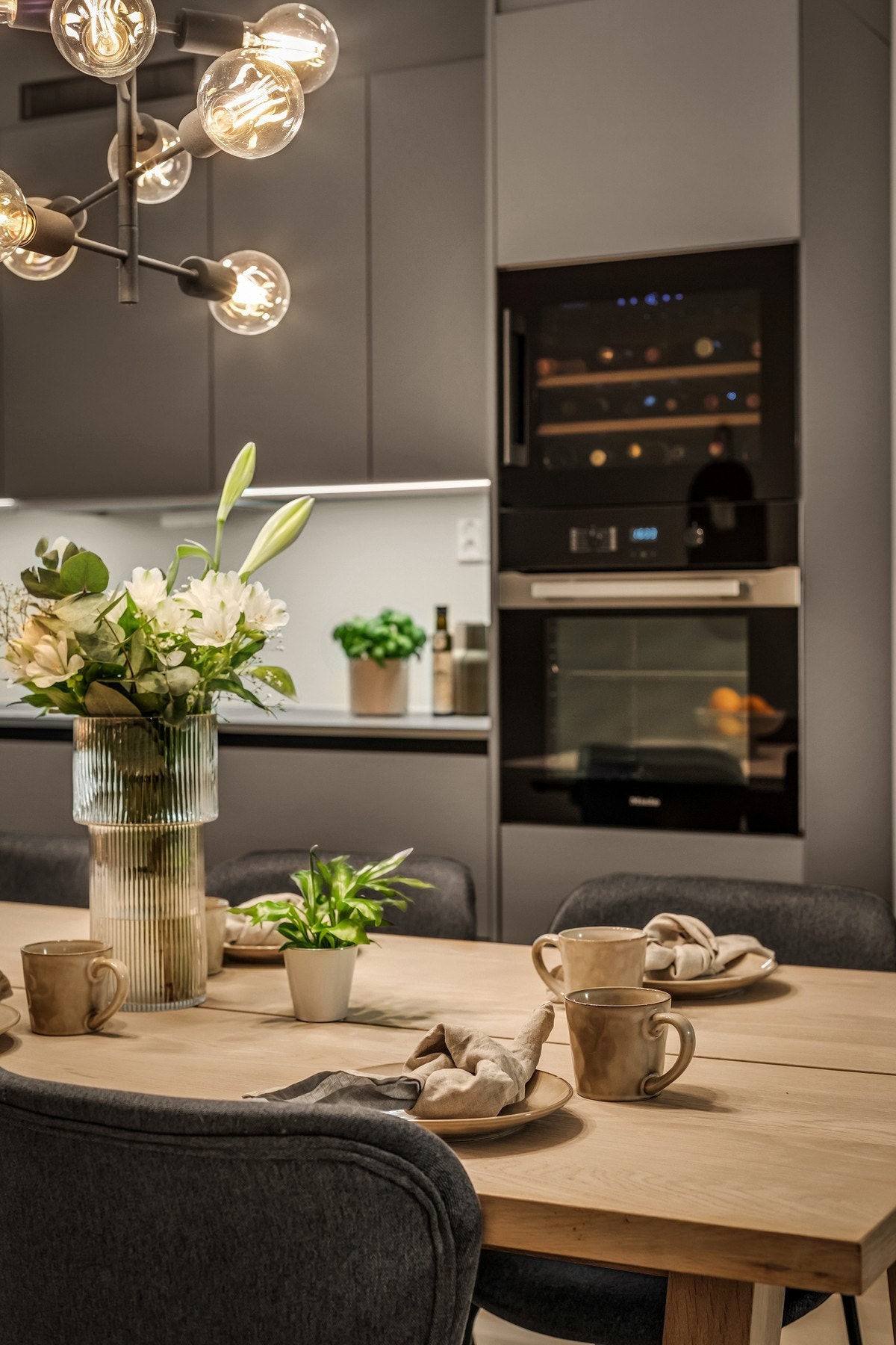 Kjøkkenet har integrert kjøleskap, oppvaskmaskin, stekeovn og platetopp fra Miele. Temptech vinskap. Galleribilde