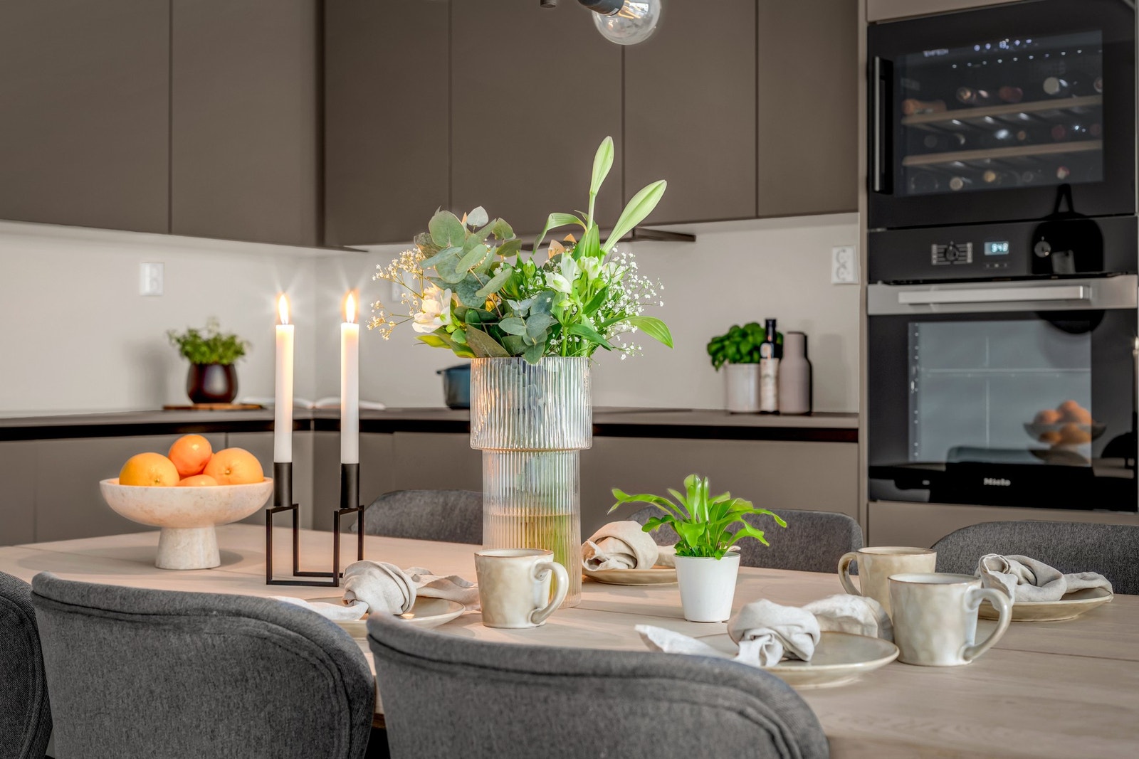 Et delikat og moderne kjøkken med lune toner og kvalitetsdetaljer. Galleribilde