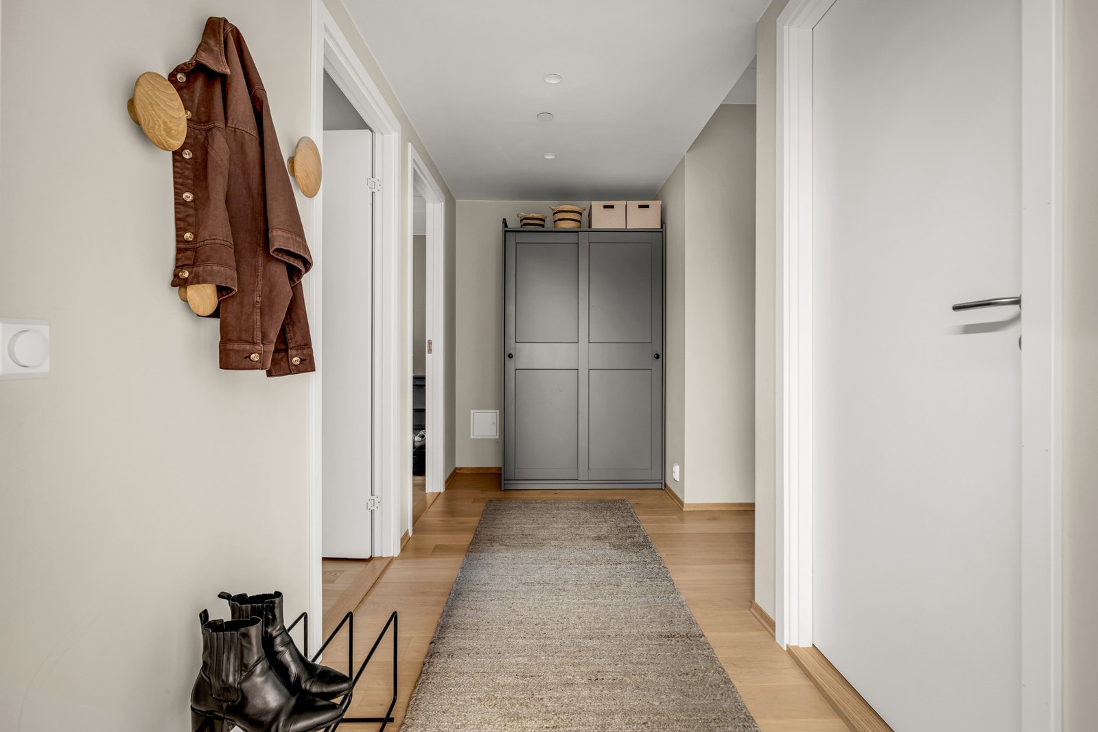 Lys og innbydende entré med god plass til oppbevaring. Galleribilde