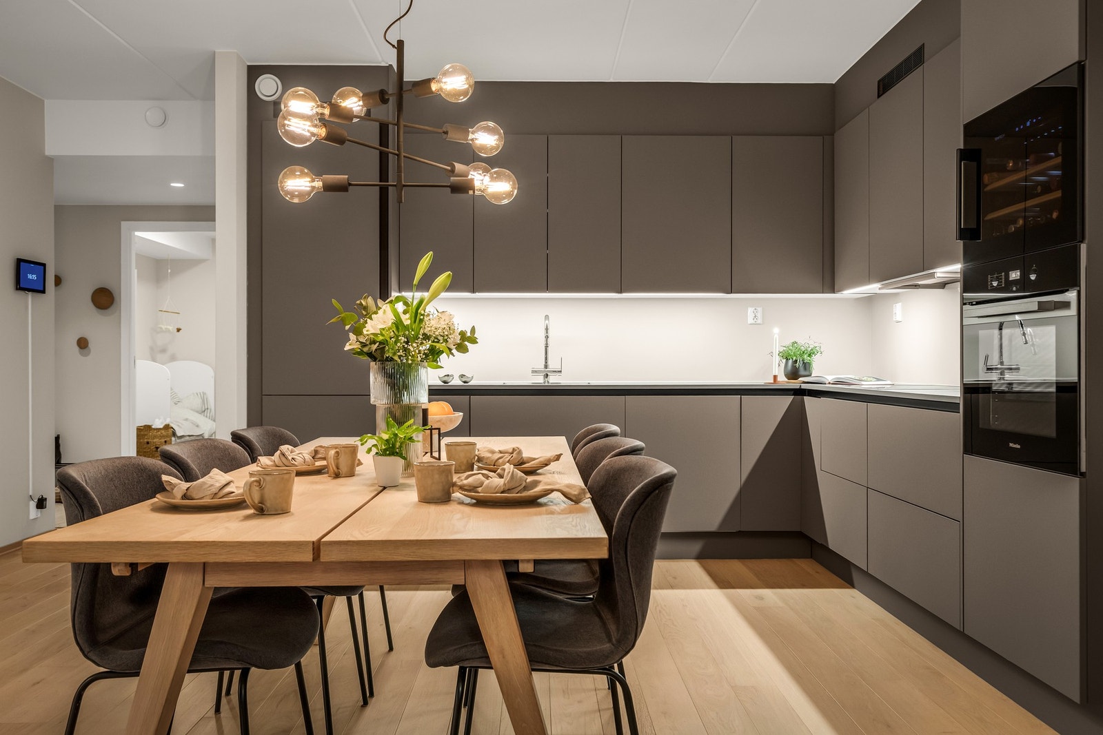 Stilrent kjøkken fra HTH med moderne innredning og helhetlig fargepalett. Galleribilde