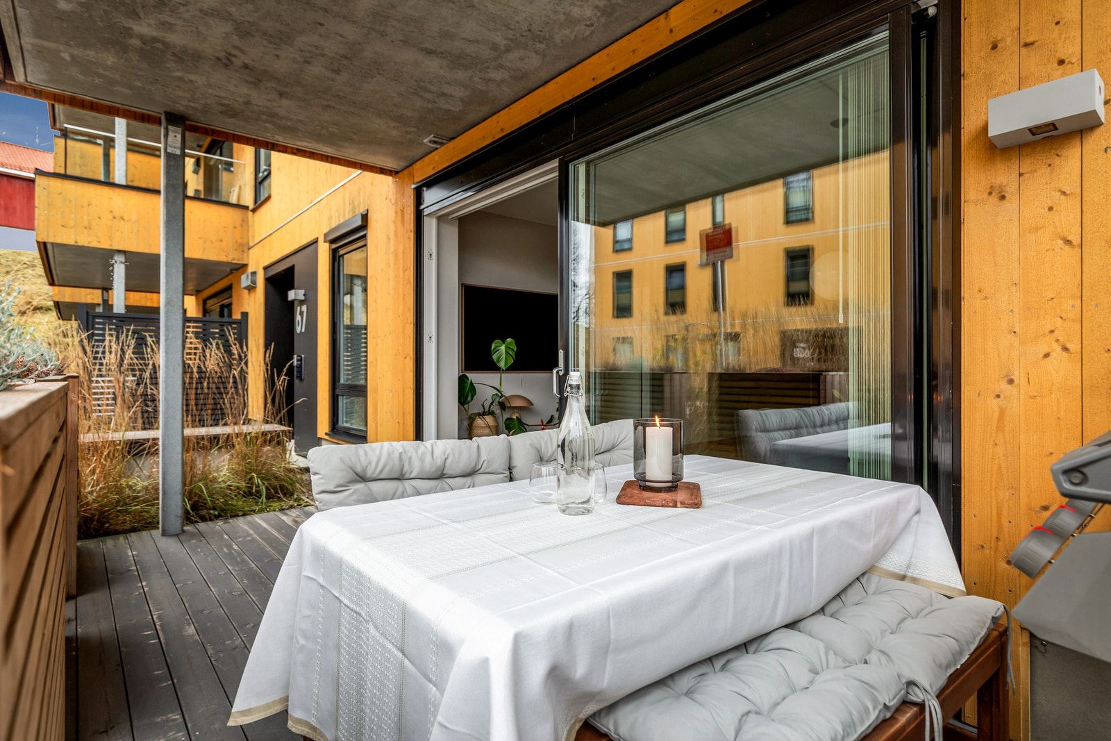 Her er det plass til både sofagruppe og spisebord i lune omgivelser. Galleribilde