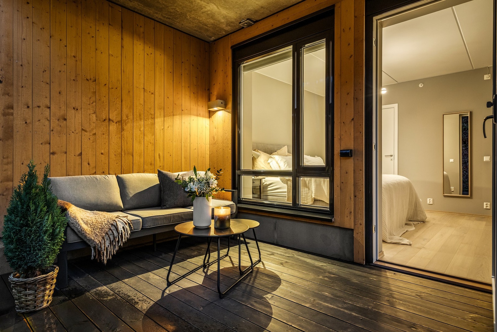 Den nordvendte markterrassen med utgang fra soverommet er på hele 10 kvm. Galleribilde