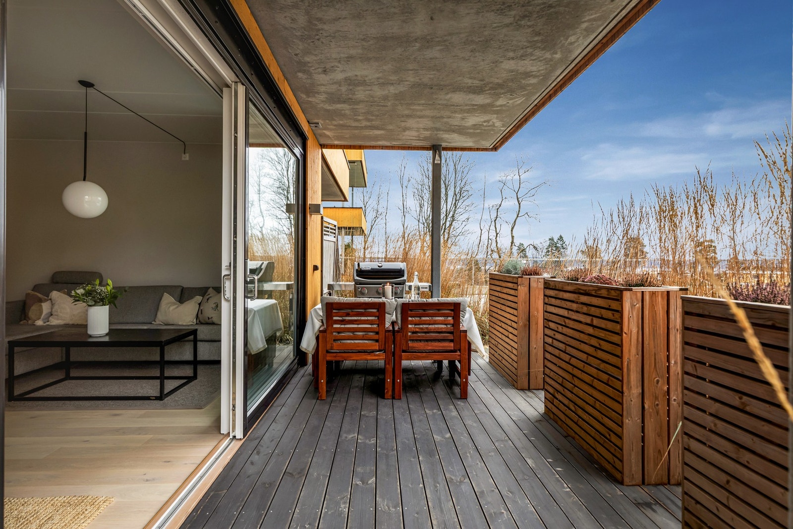 Den sørvendte markterrassen med utgang fra stuen er på ca. 12 kvm. Galleribilde