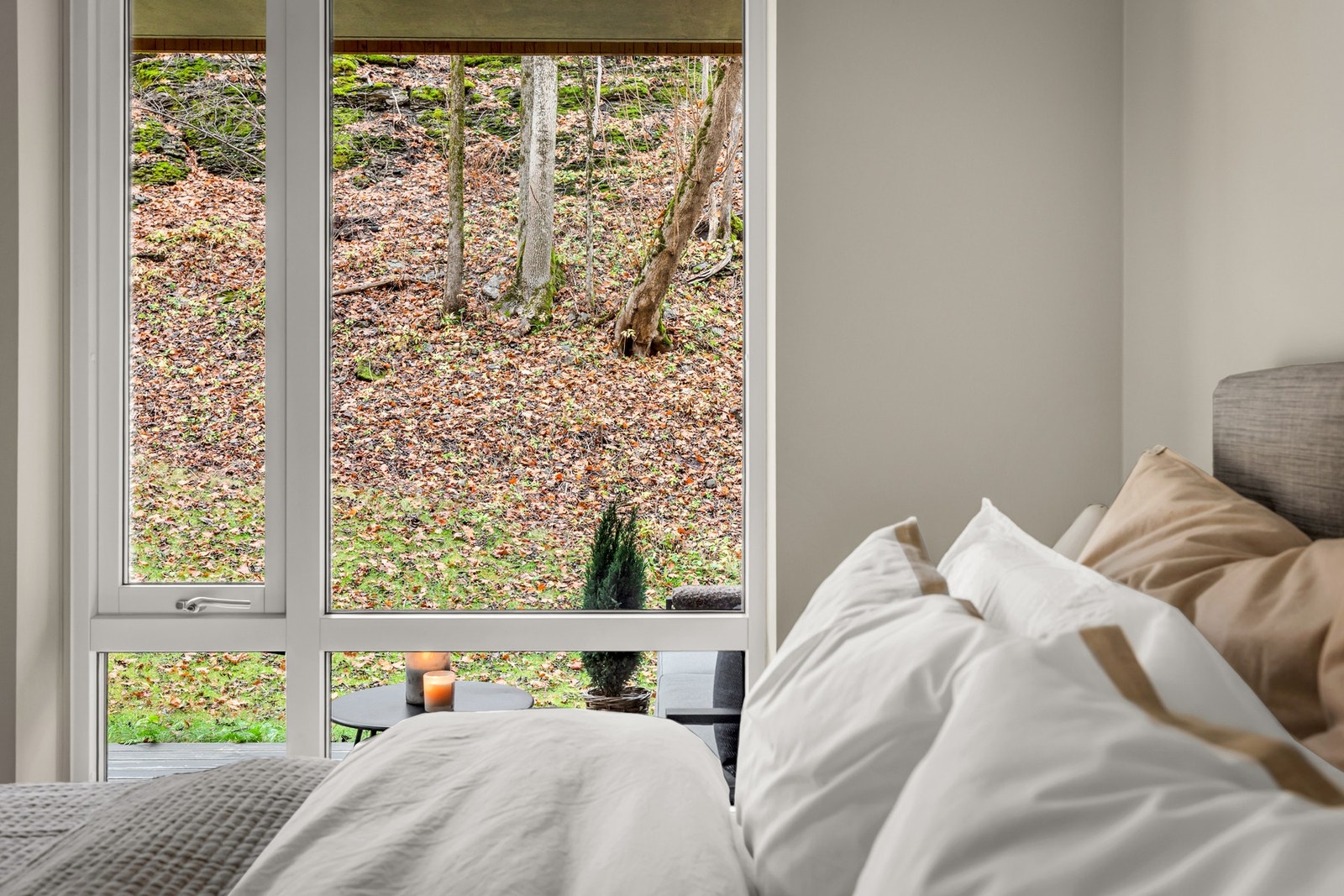 Dette soverommet ligger ut mot rolige grøntearealer. Galleribilde