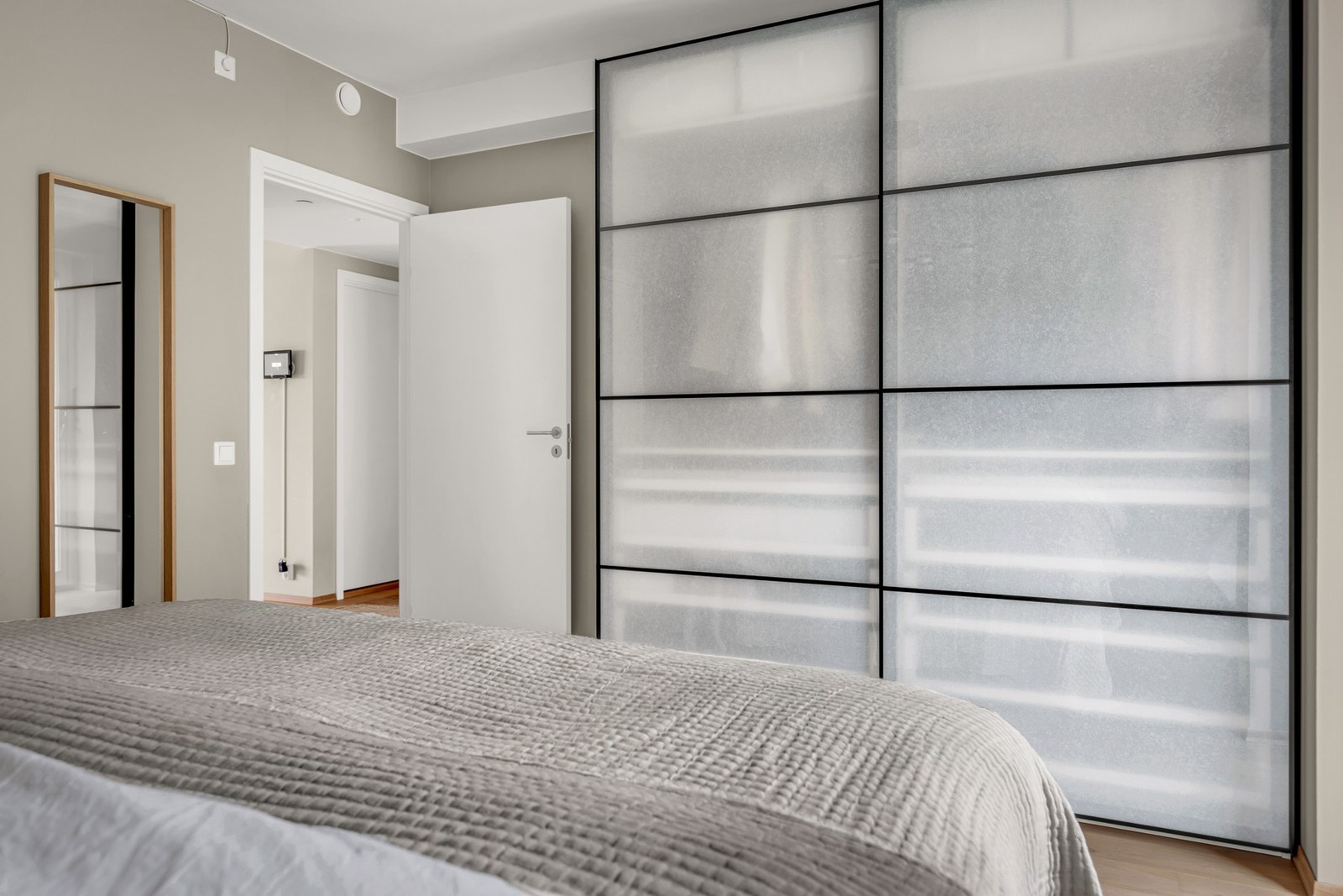 Skyvedørsgarderobe gir rikelig oppbevaringsplass og et ryddig uttrykk. Galleribilde