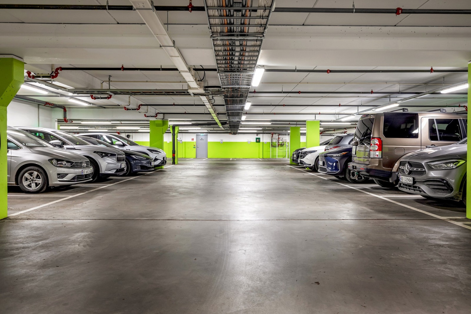 Parkering i felles garasjekjeller. Plass nr: 24. Det er montert elbillader på gjeldende parkeringsplass. Galleribilde