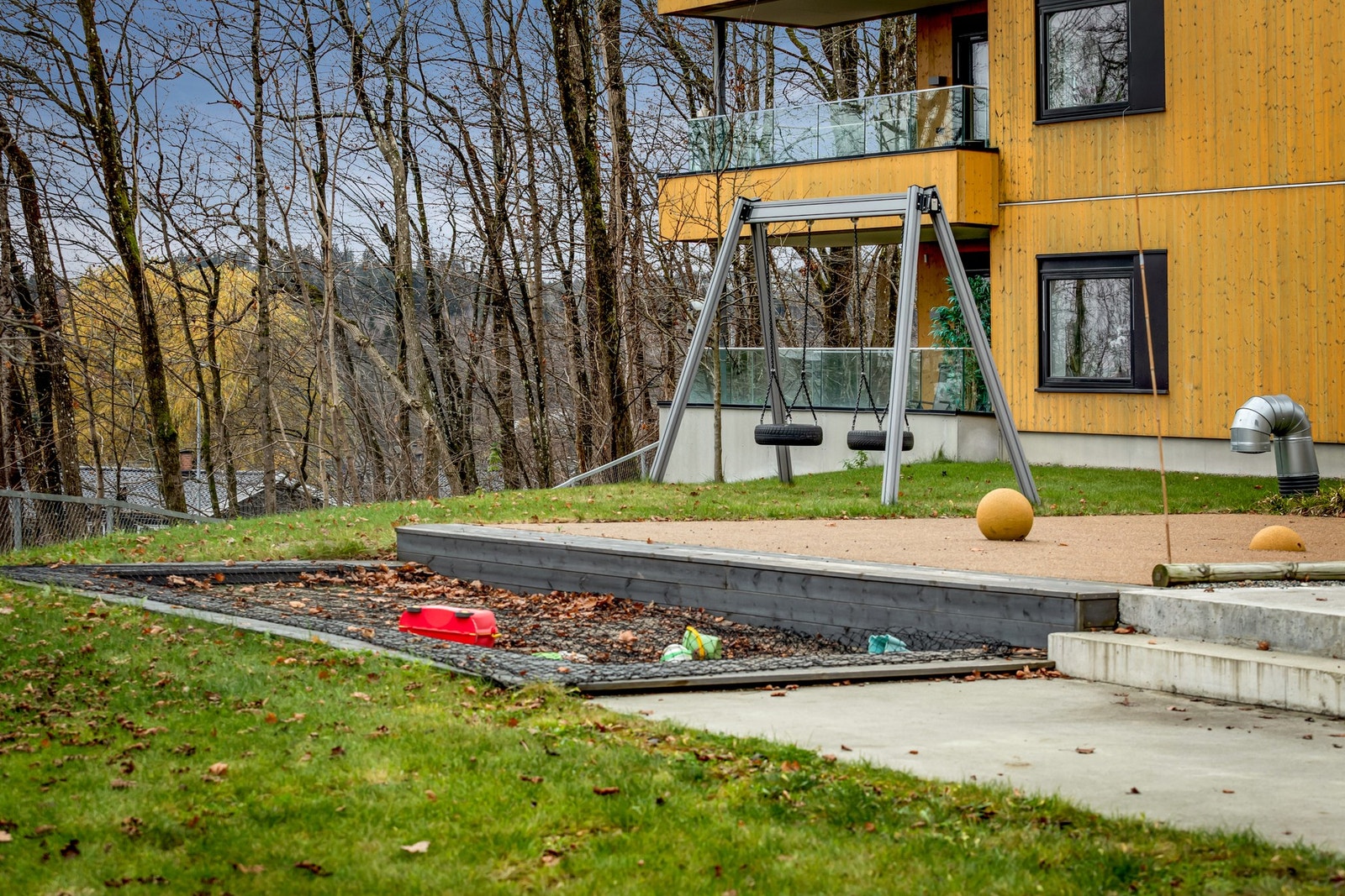 Den felles tomten er på hele 27578 kvm og er opparbeidet med blant annet gressplen, trær, prydbusker og diverse beplantning. Galleribilde