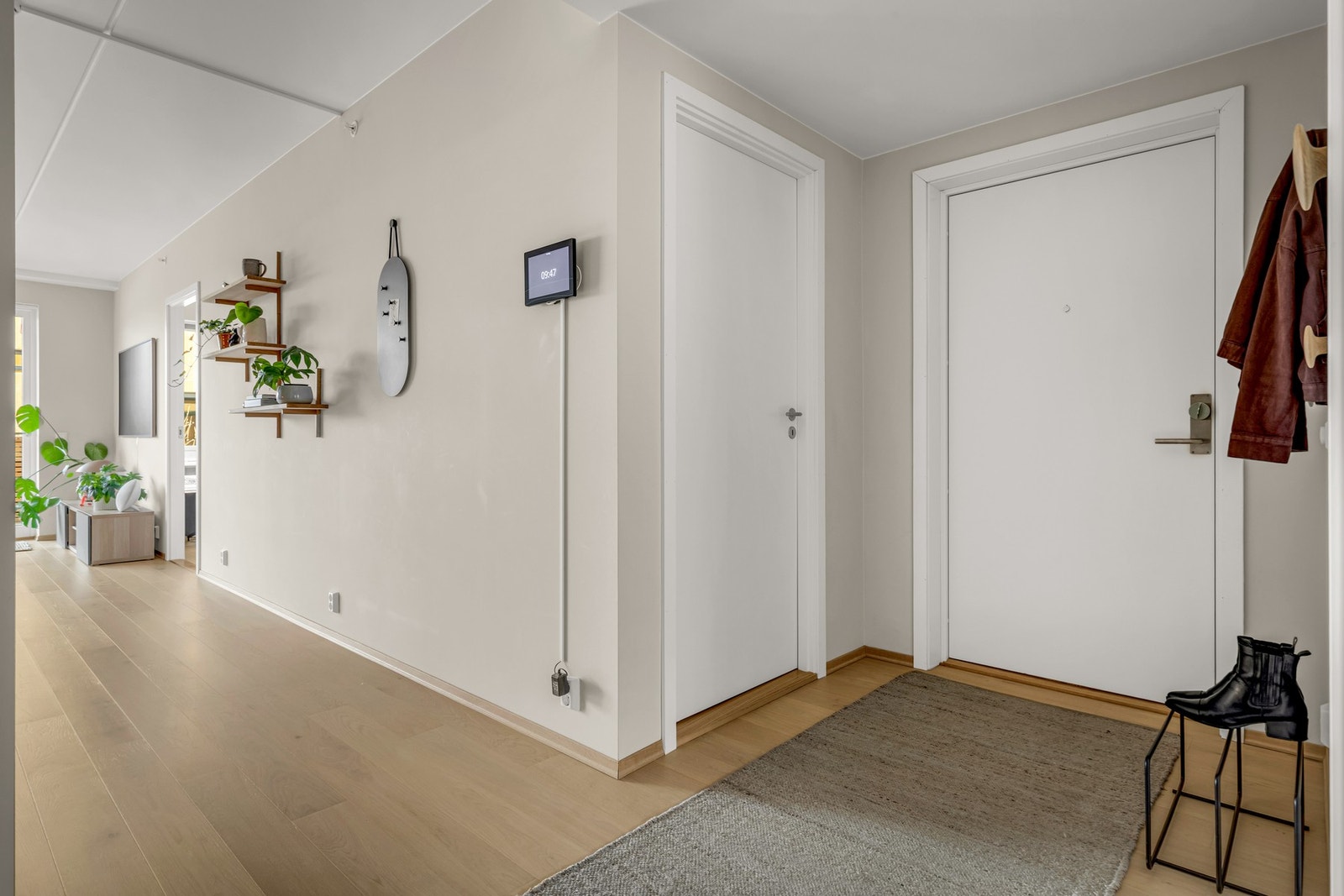 Romslig gang med gjennomgående, tidløse materialvalg. Galleribilde