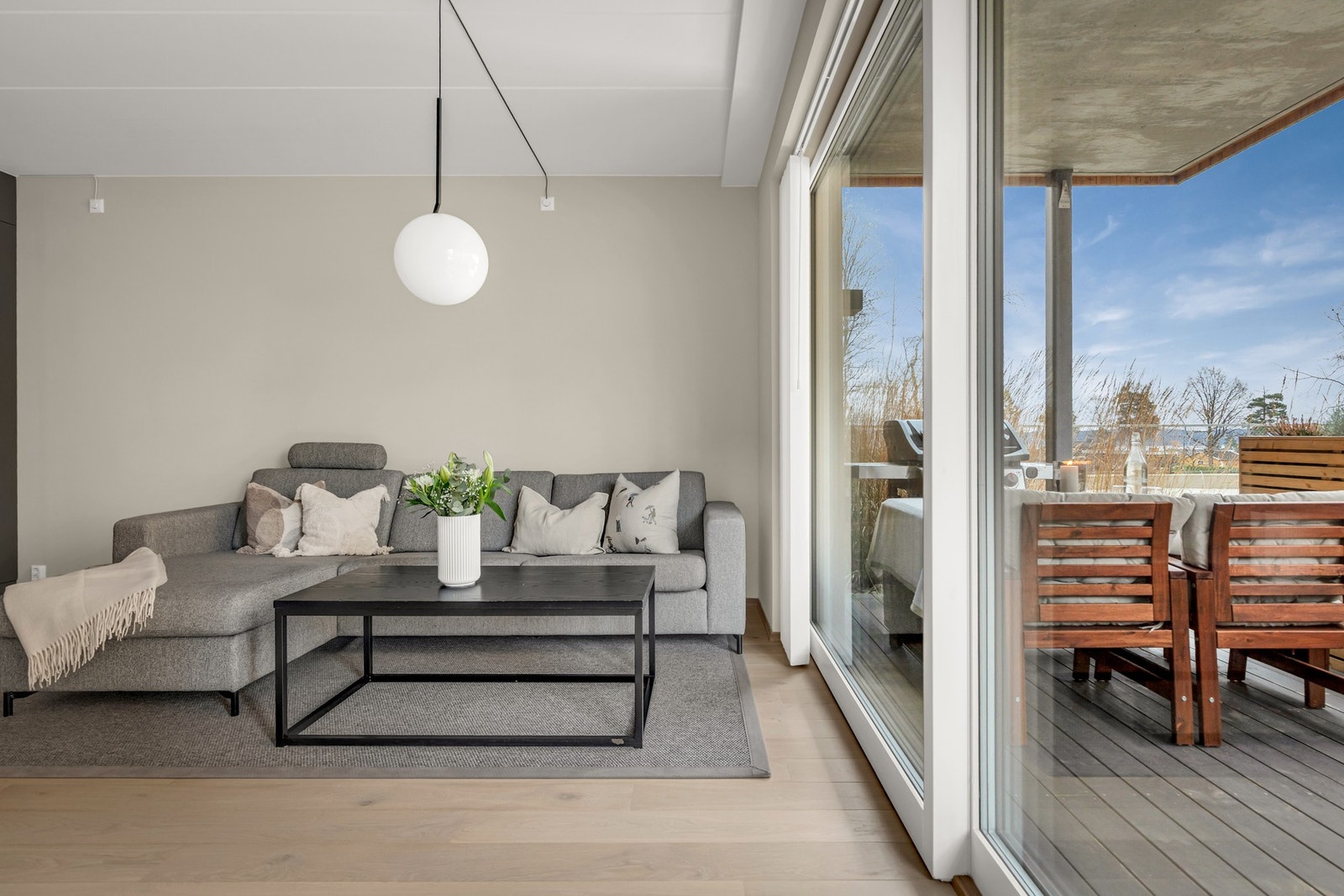 Store skyvedører åpner opp mot sørvendt markterrasse. Galleribilde