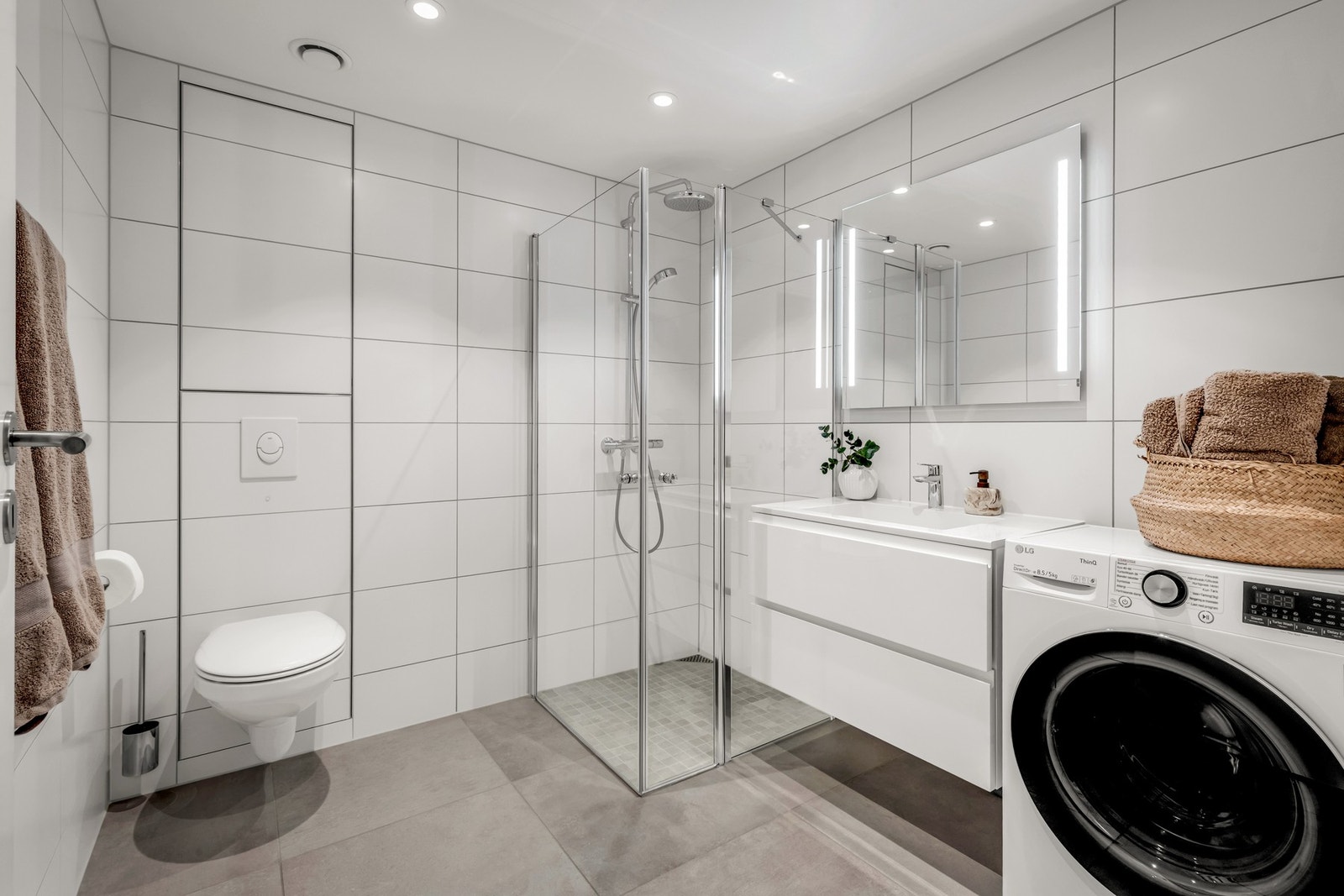 Det andre badet har også opplegg for vaskemaskin, med muligheter for å plassere tørketrommel på topp. Galleribilde