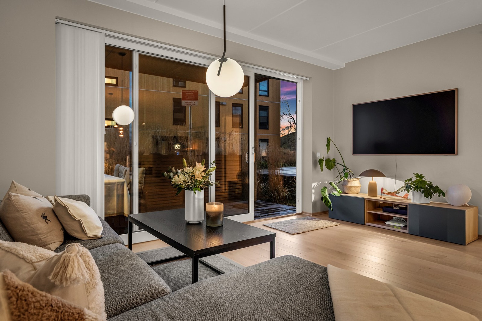 Lys og luftig stue med store vindusflater mot den sørvendte markterrassen. Galleribilde