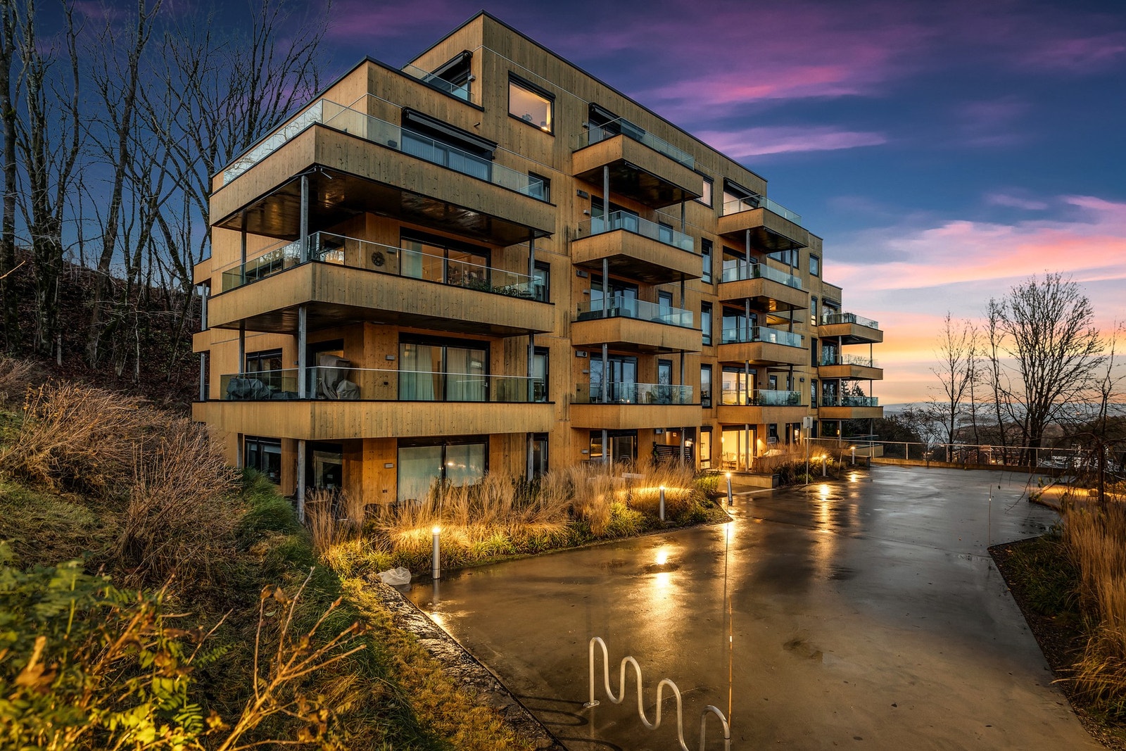 Delikat leilighet med hele 3 soverom, to bad, parkeringsplass, stor og åpen stue- og kjøkkenløsning og to markterrasser! Galleribilde