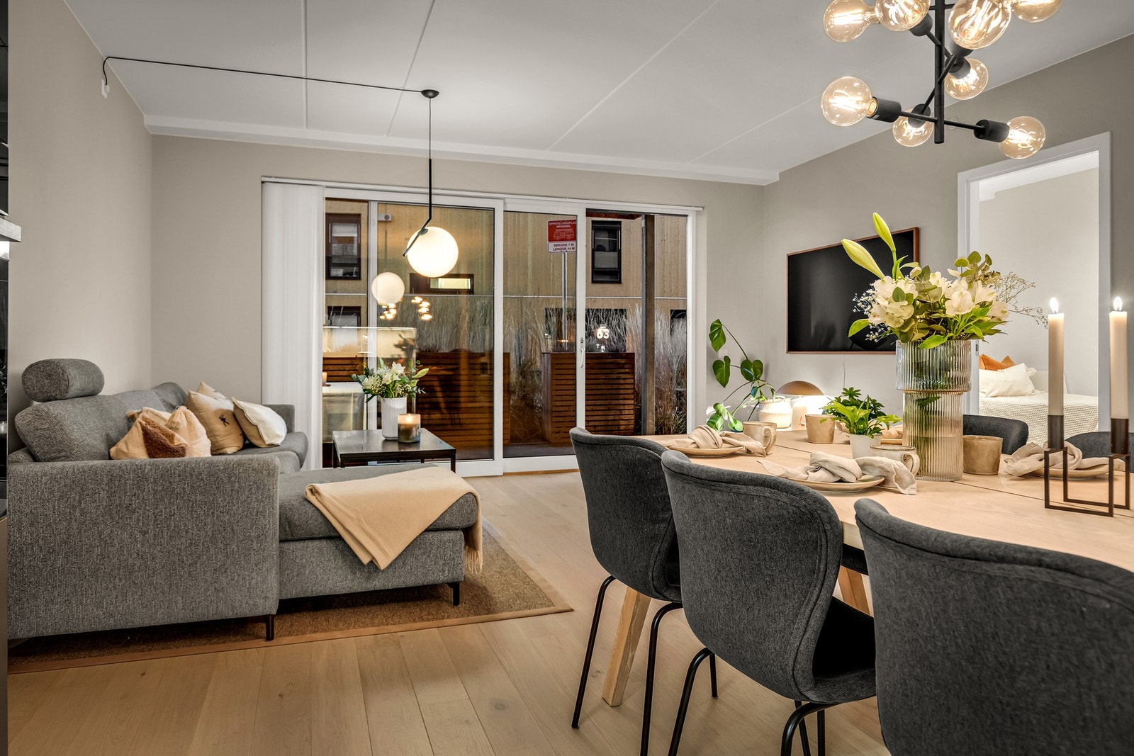 Her er det plass til både sofakrok og spisestue i forlengelsen av kjøkkenet. Galleribilde