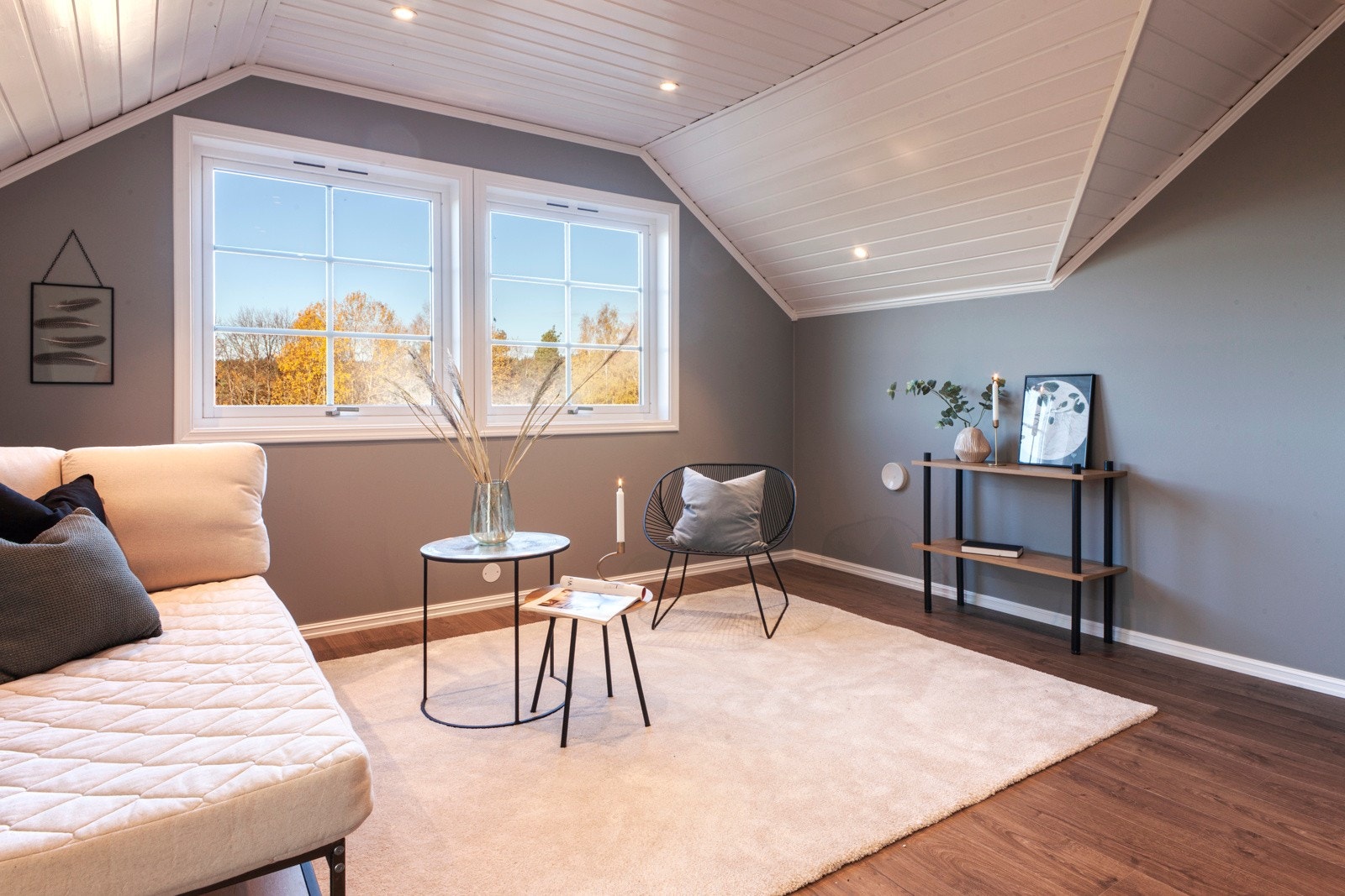 Loftstuen brukes mye til gaming, lek, filmkvelder og vennebesøk, et kjærkomment ekstrarom for hele familien. Galleribilde