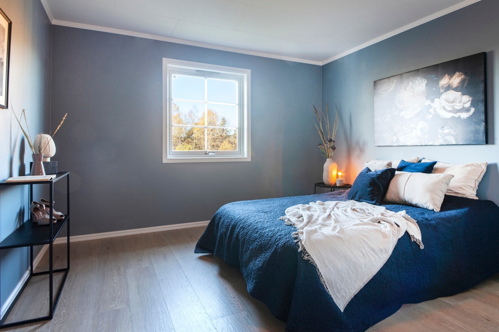 Hovedsoverommet ligger i første etasje og har direkte inngang til privat bad. Galleribilde