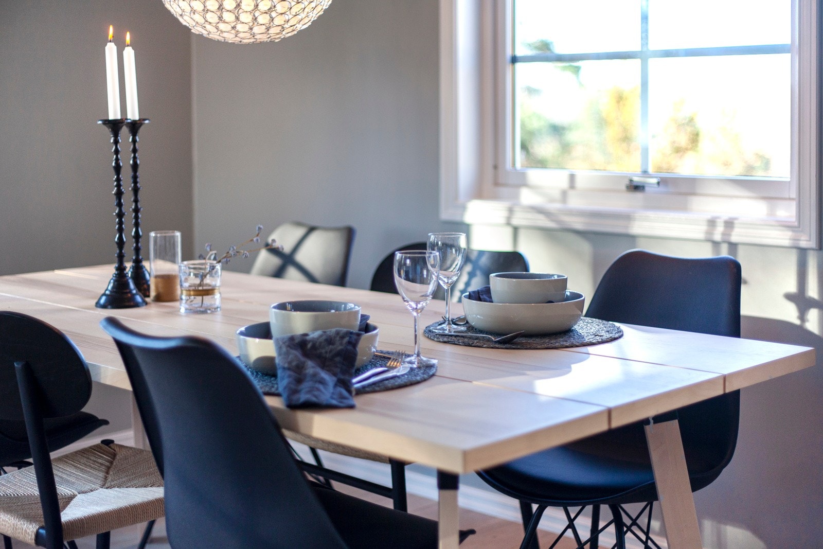 Det er god plass til å dekke bord til mange personer i spisedelen. I tillegg til gulvvarme har stuen varmepumpe. Galleribilde