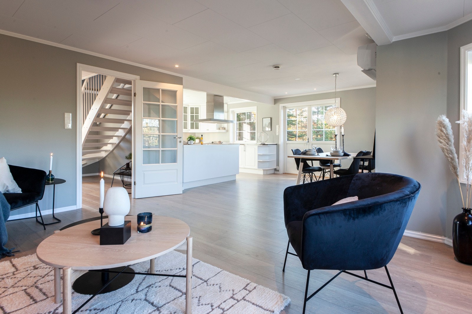 Boligen har en romslig og fin planløsning med stue, spisestue og kjøkken i åpen løsning. Galleribilde