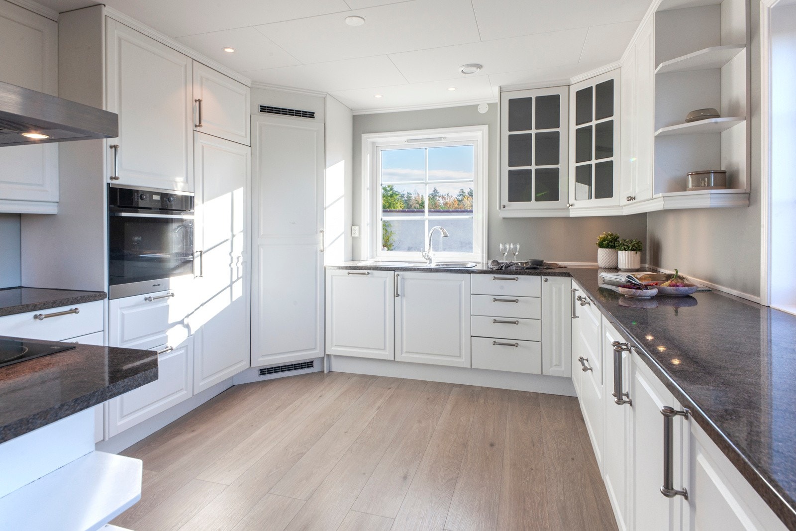 Kjølehjørnet var også nytt i 2014. For øvrig er det integrert stekeovn, induksjonstopp og oppvaskmaskin. Galleribilde