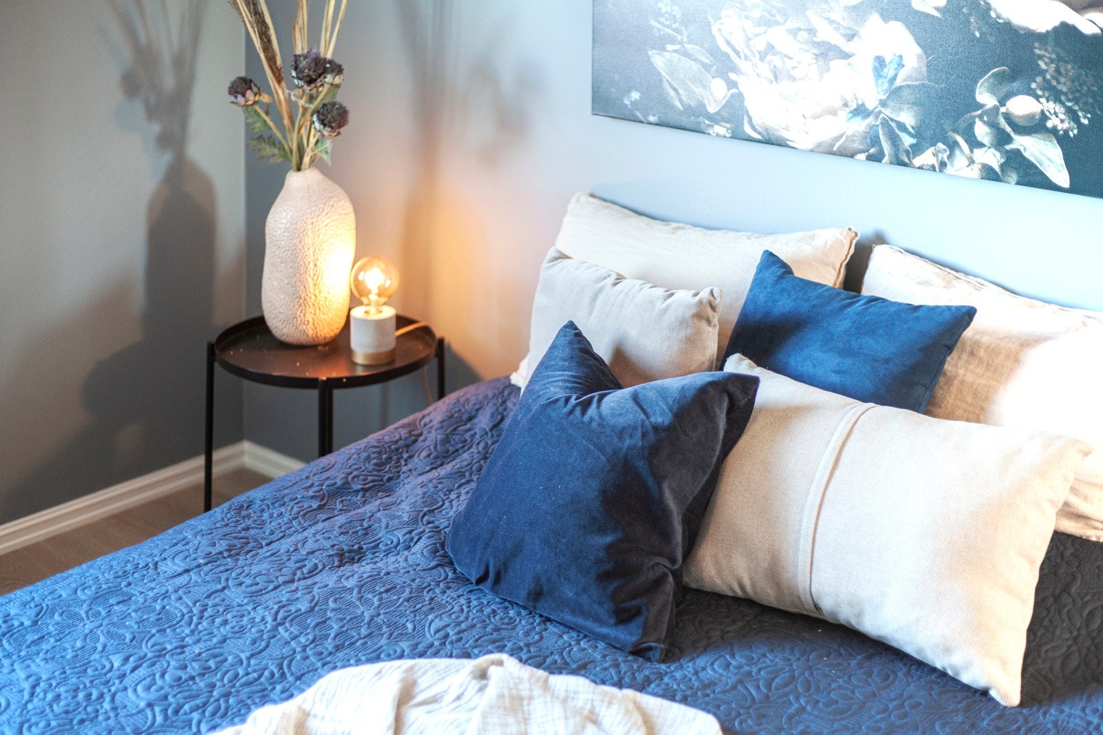 Hovedboligen har tre fine soverom, og alle er malt i 2020. Galleribilde