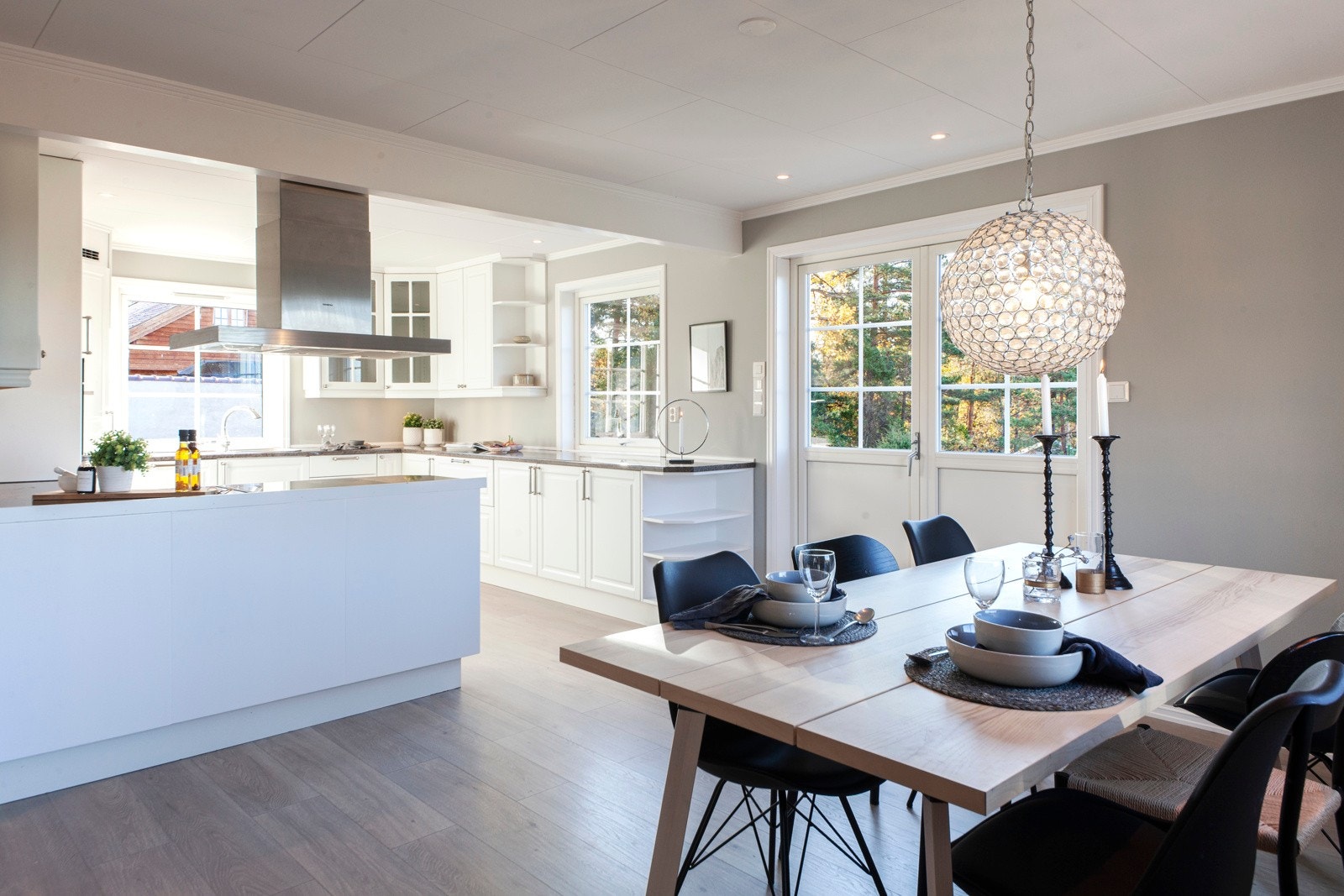 Fra spisedelen er det tofløyet terrassedør ut til en stor veranda som vender mot både syd og vest. Galleribilde