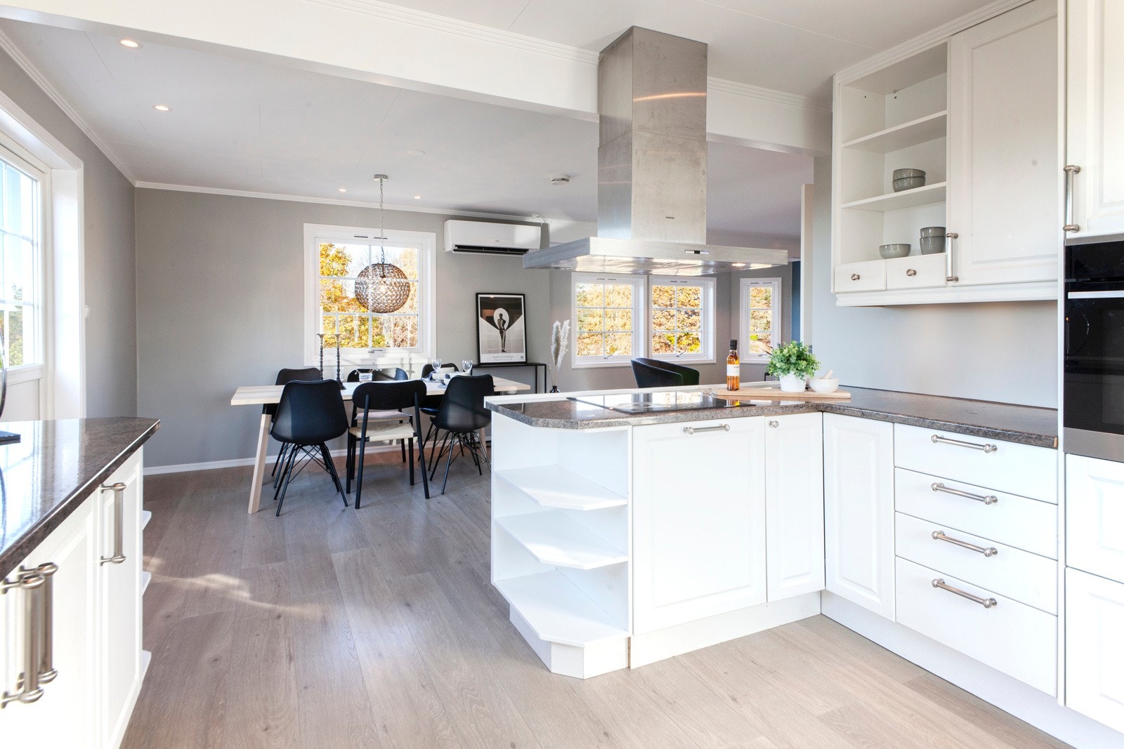 Kjøkkenet har en godt utstyrt innredning med integrerte hvitevarer. Innredningen fikk nye fronter i 2014. Galleribilde