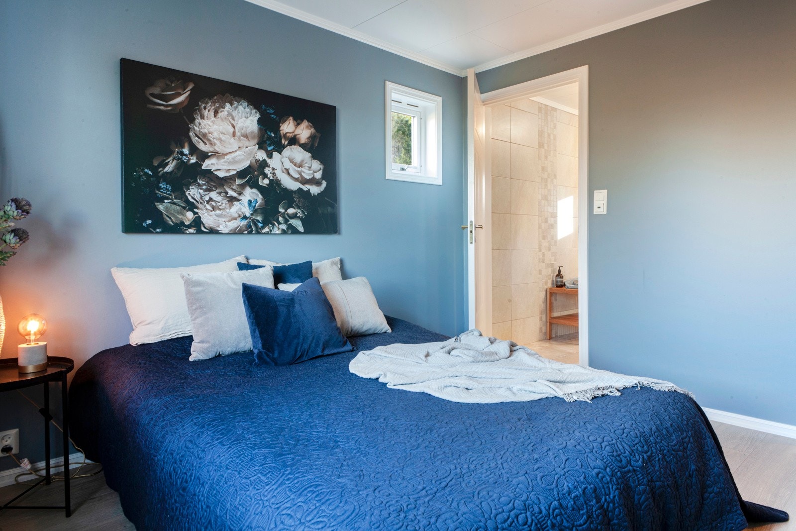 Det er god plass til garderobeløsning i soverommet. For øvrig er det bod i andre etasje og sportsbod i underetasjen. Galleribilde