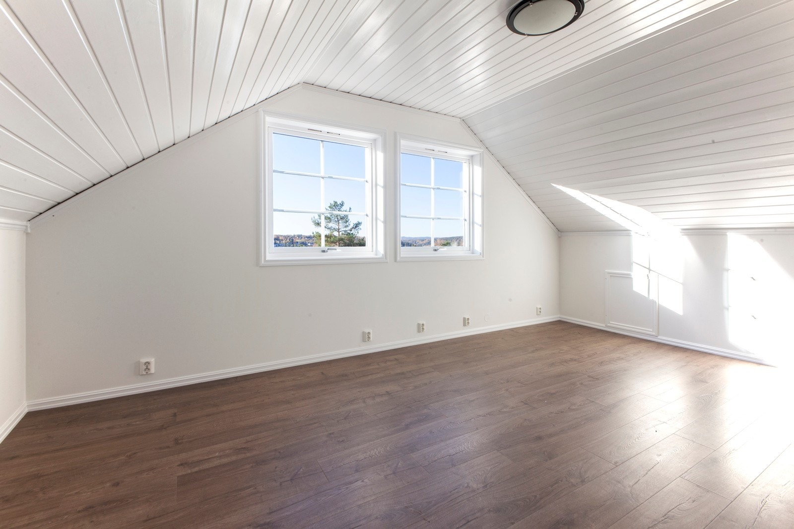 Ett av soverommene i andre etasje er ekstra stort og har to vinduer med nydelig utsikt. Galleribilde