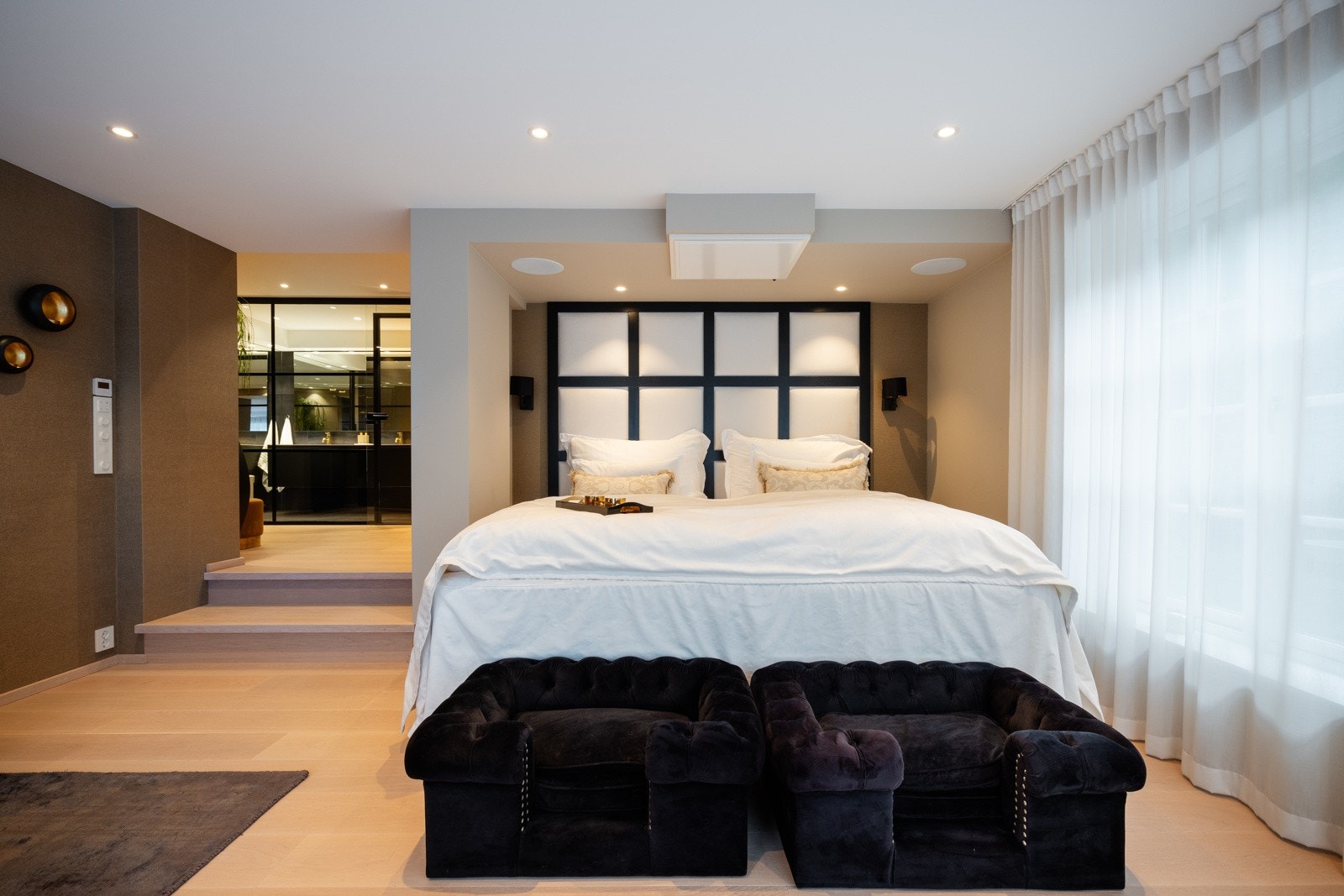 Hovedsoverommet er bygd til egen privat master avdeling med en-suite bad og to walk-in-garderober. Galleribilde