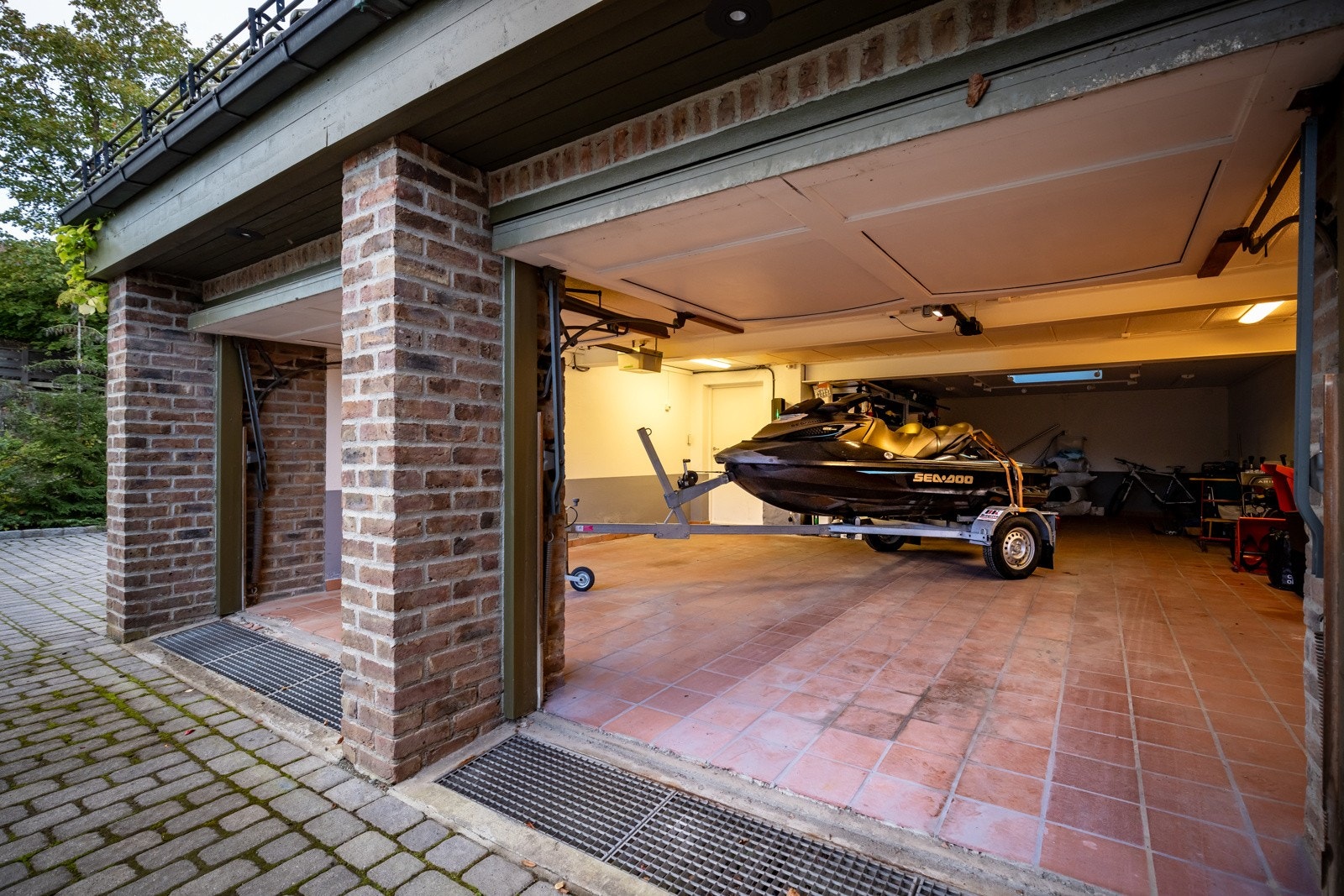 Boligen en dobbelgarasje med plass til 3-4 biler og en enkel garasje. Galleribilde