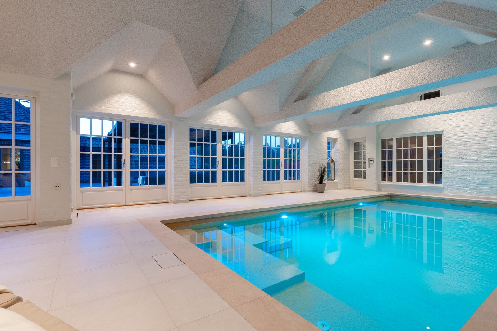 Bassengrommet er total rehabilitert i 2024. Bassenget er utvidet med massasjedel, nye led lamper og motstrømsanlegg.