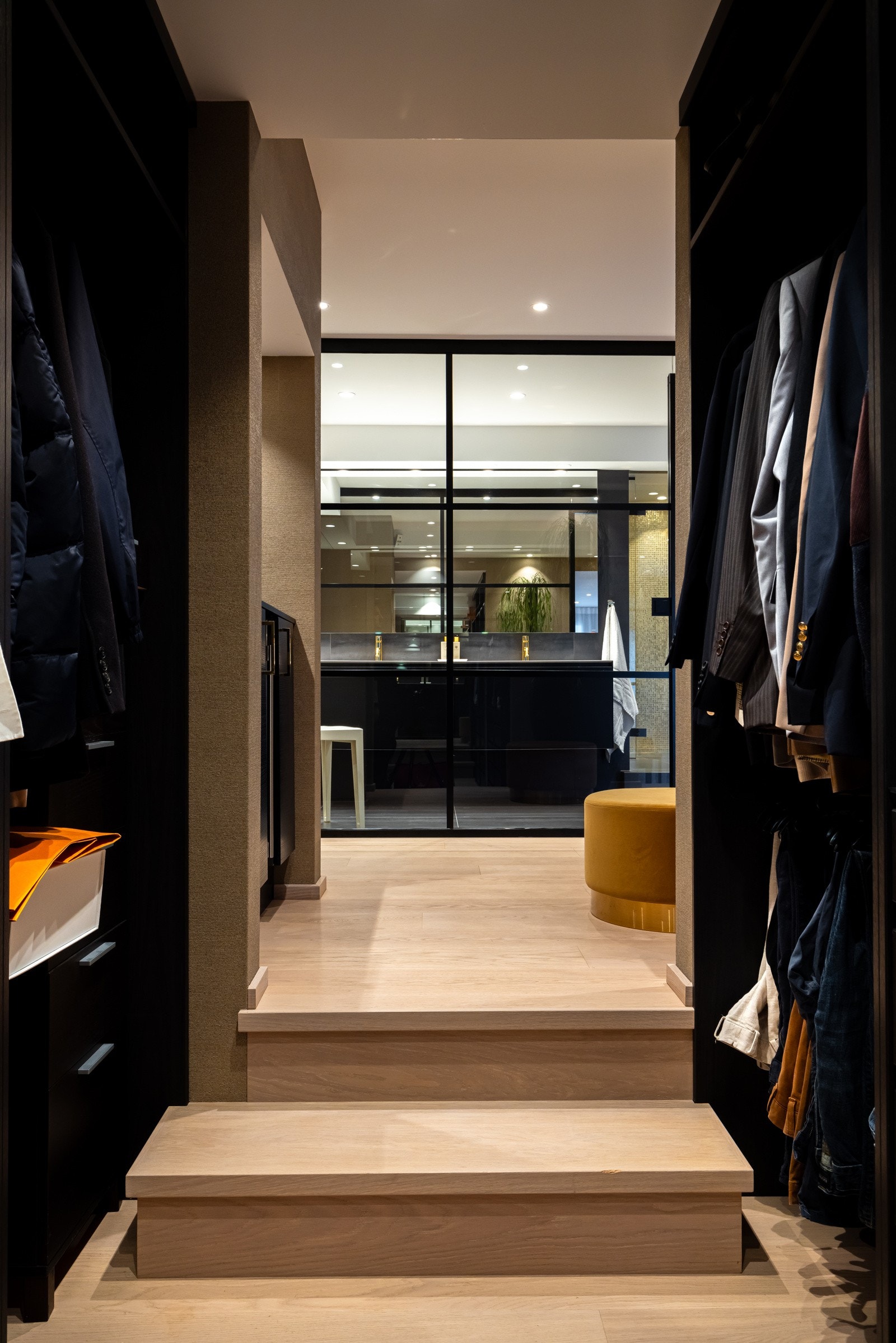 Det er lagt vannbåren gulvvarme og en-stavs eikeparkett i hele master avdelingen med unntak av bad. Galleribilde