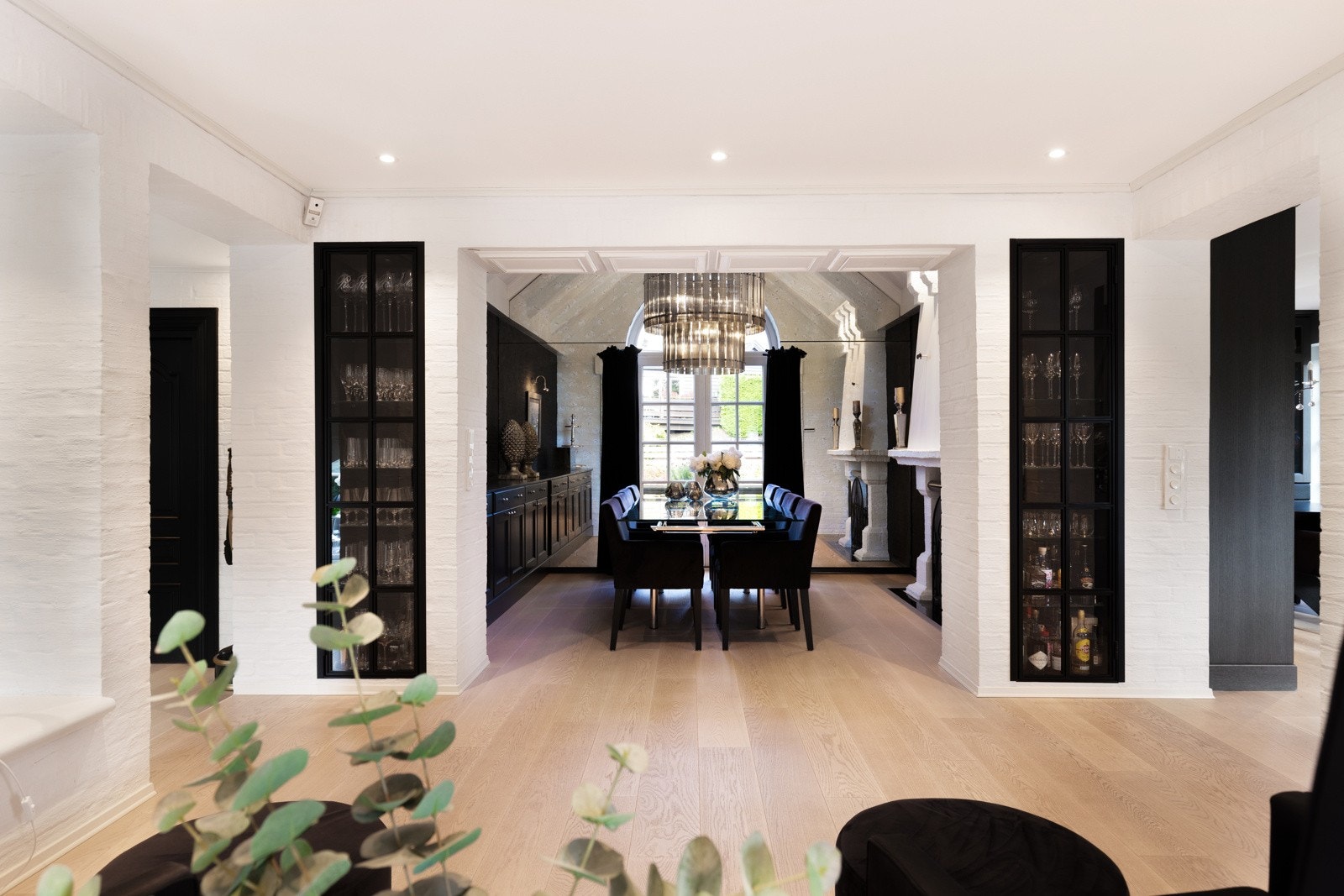 Spisestue med åpen peis - en drøm å invitere mange gjester rundt et slikt langbord. Galleribilde