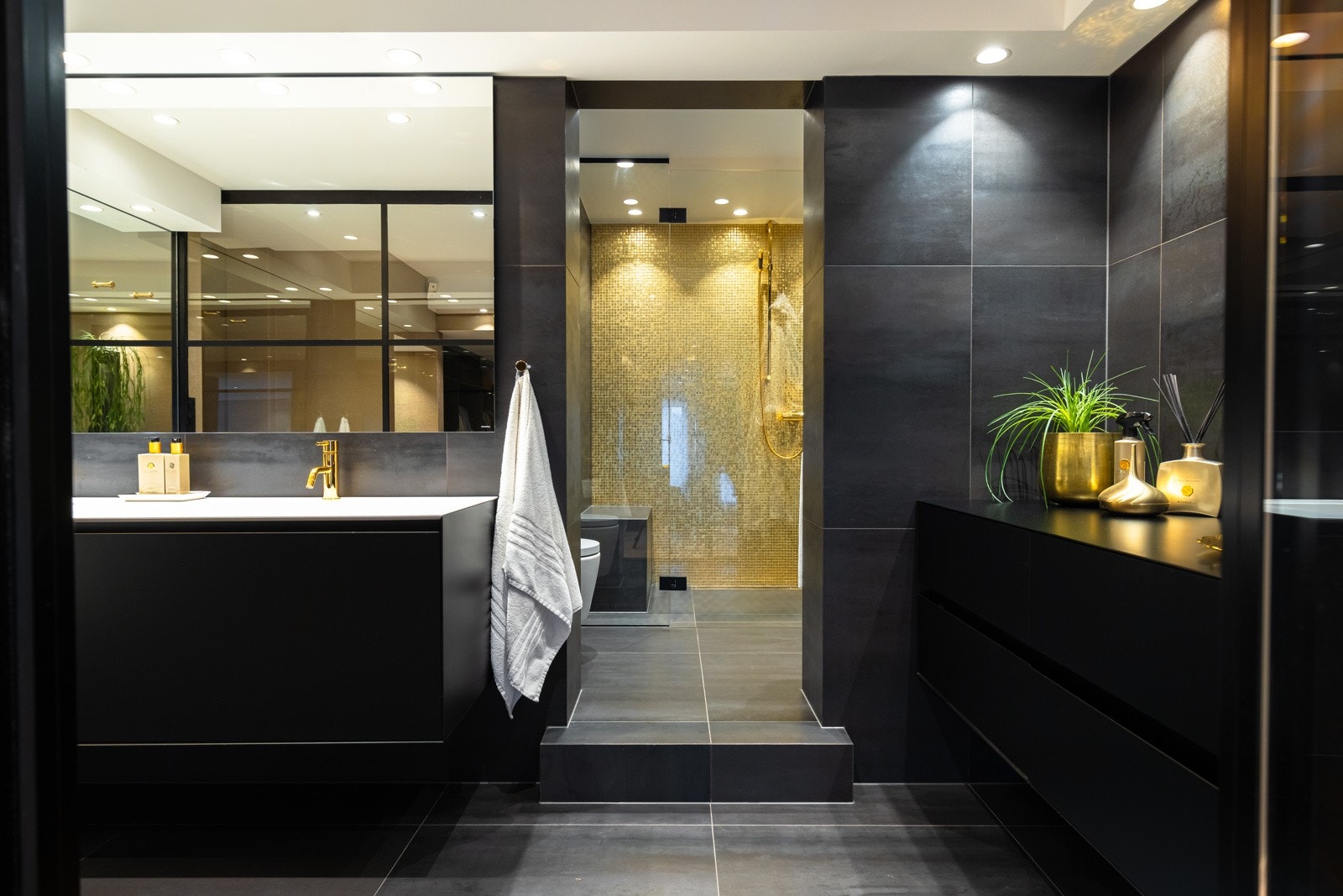 Romslig dusjsone med mosaikkfliser på vegg og faste felt og innfellbar dør i herdet glass. Galleribilde