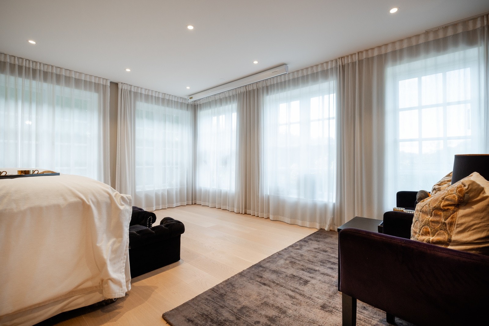 Hele master avdelingen ble totaloppusset i 2020. Det er montert led spotter i alle rom med led skinner i tak ved gardiner. Galleribilde