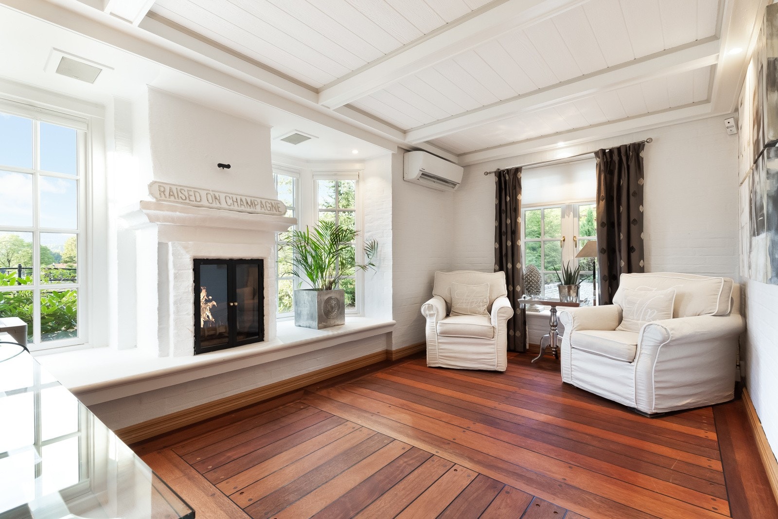 Lyst og romslig kontor/soverom med flott peis. Galleribilde