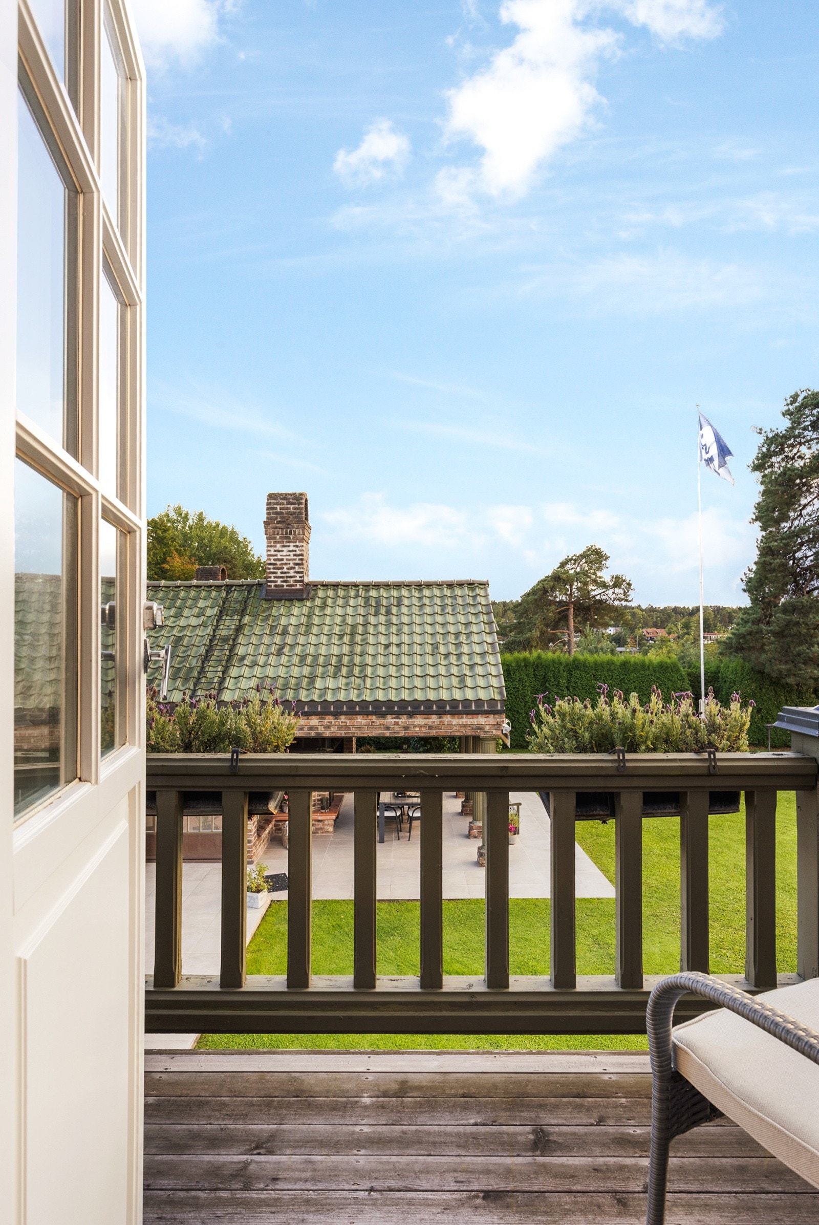 Adkomst fra soverommet til sydvendt balkong på ca. 4 kvm. Galleribilde