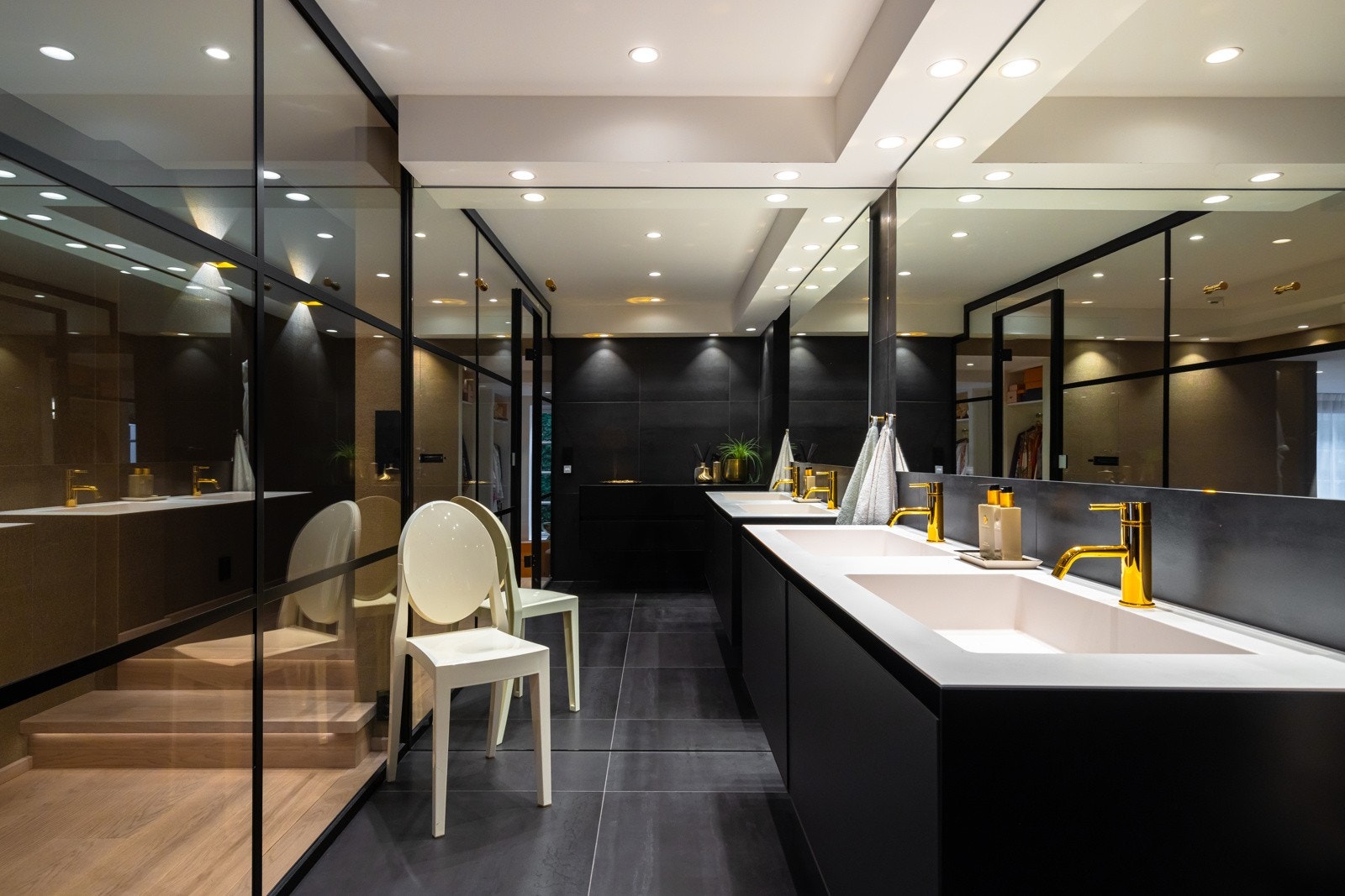 Store 60x60 fliser fra Bella flis på gulv og vegger. Baderomsinnredning med to servanter i helstøpt plate.