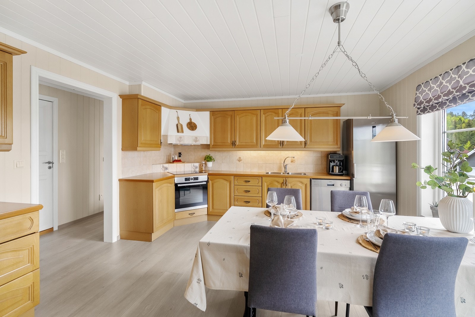 Kjøkkeninnredningen har profilerte fronter og laminert benkeplate med nedfelt utslagsvask. Galleribilde