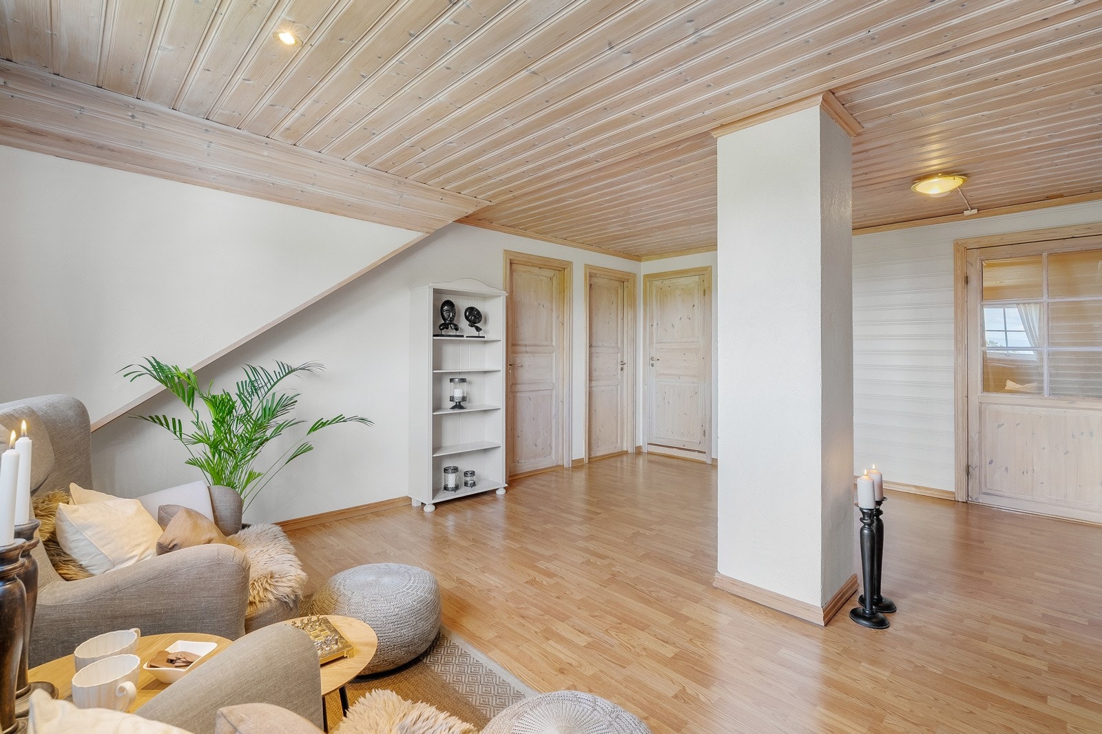 Romslig loftsstue. Galleribilde