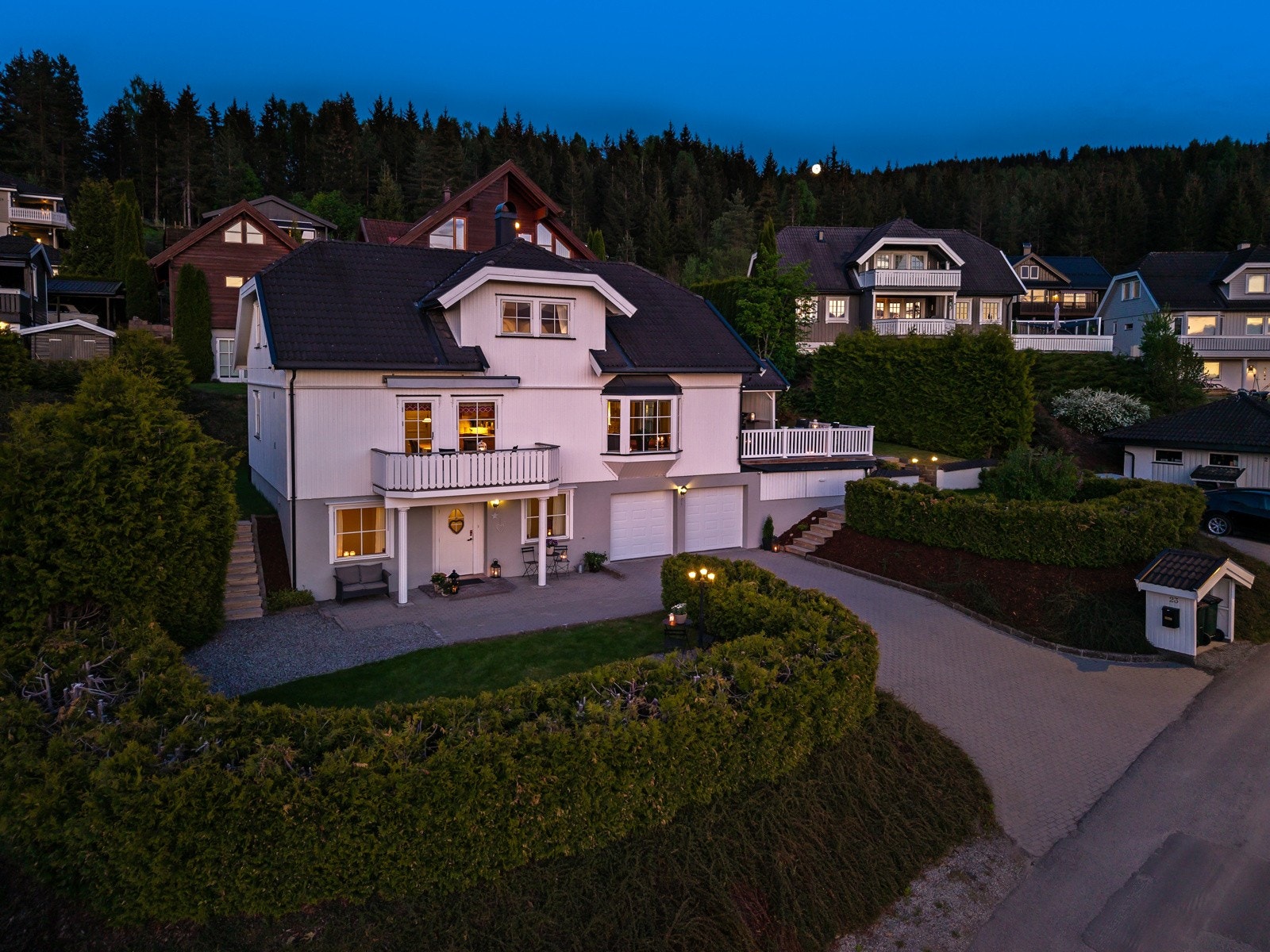 Innbydende enebolig med flott beliggenhet i et rolig og etablert nabolag. Galleribilde