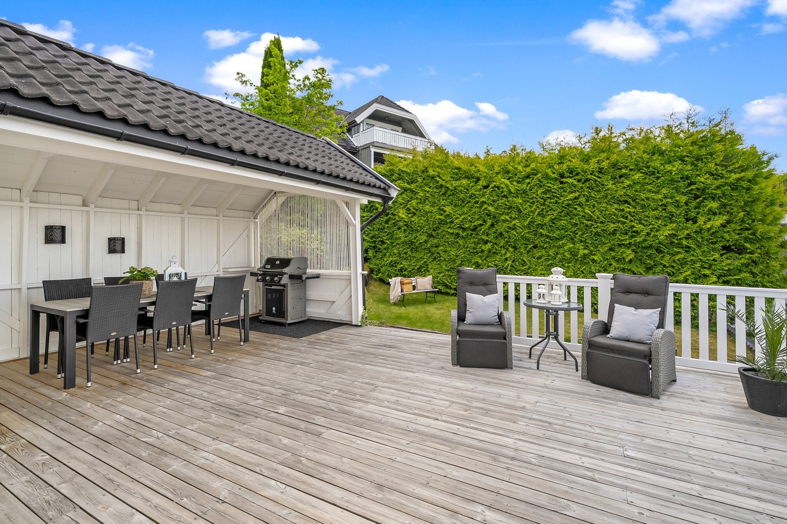 Verandaene er av god størrelse og tillater flere soner for møblering. Galleribilde