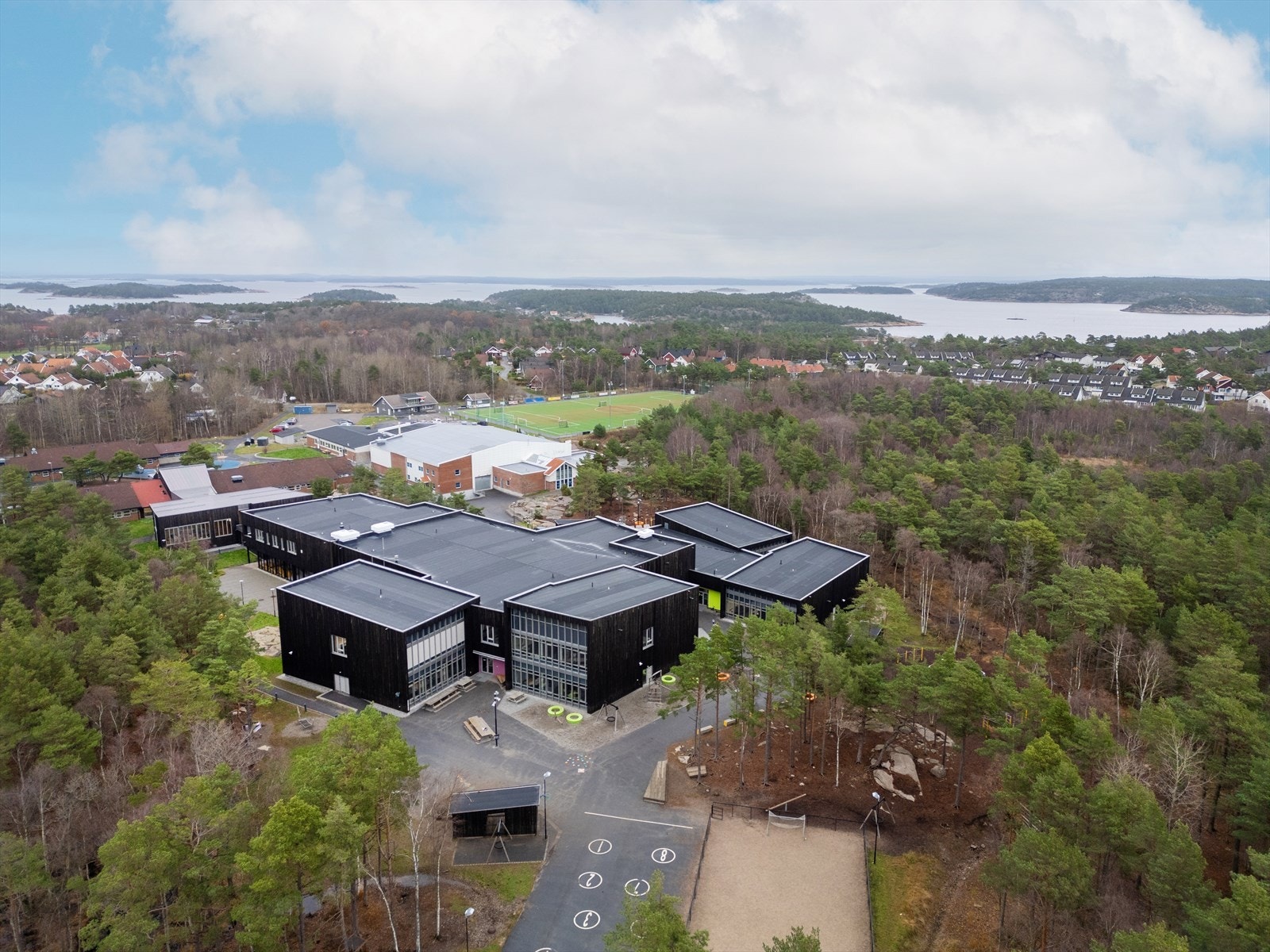 Hvaler barne- og ungdomsskole ble etablert i 2021. Fra boligen er det 5 min å gå til både skole og barnehage Galleribilde