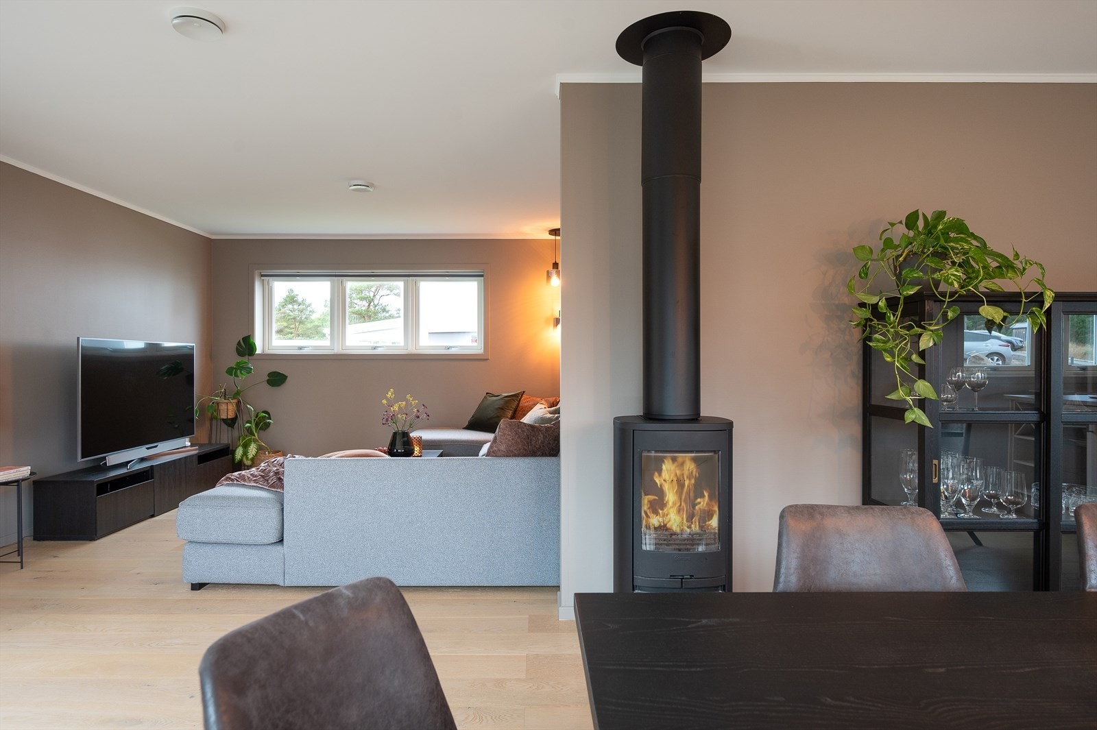 Dagligstuen kan ved enkle grep bli til ett soverom skulle det være behov for fire soverom. Galleribilde