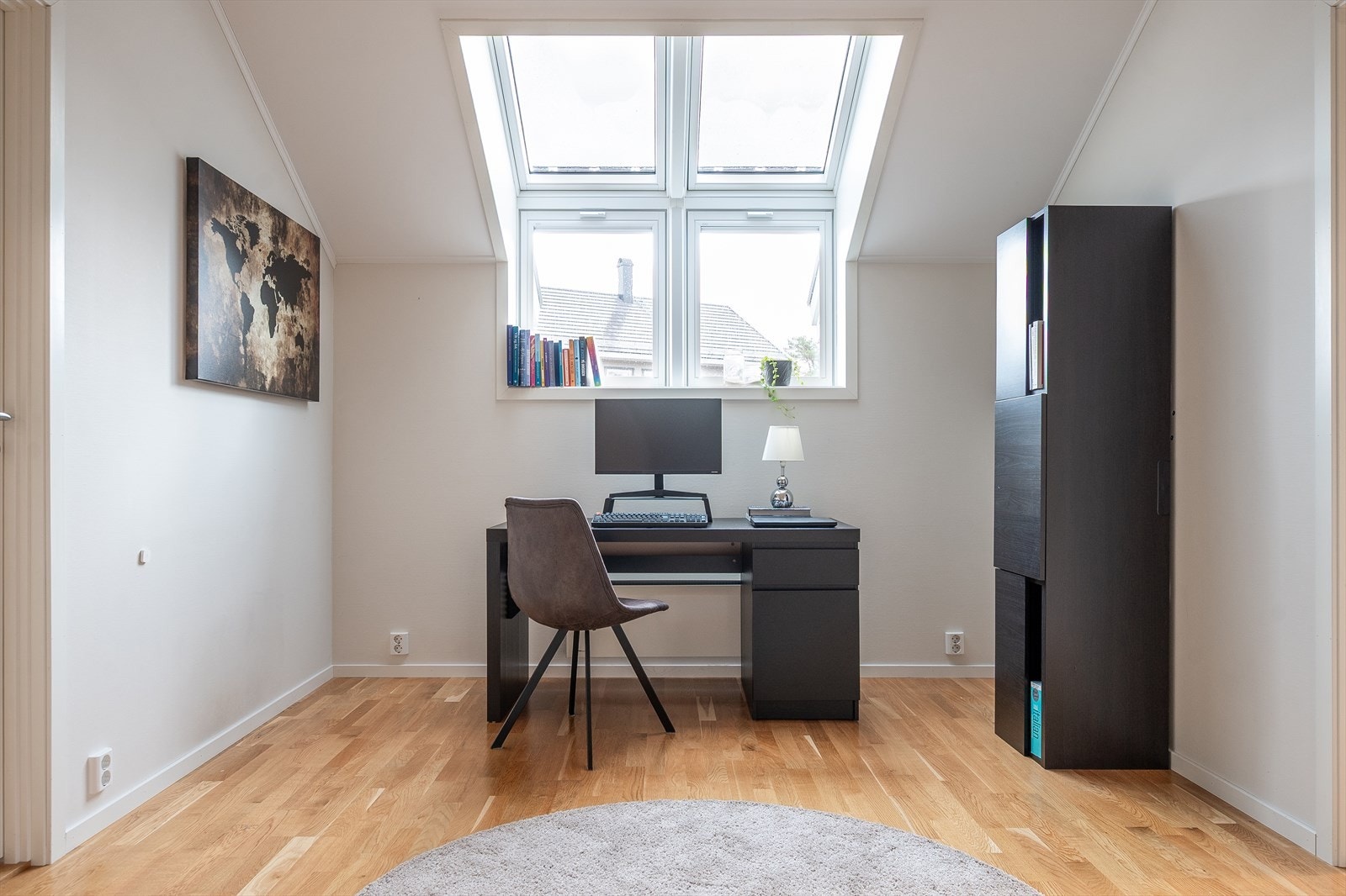 Loftstuen kan benyttes som kontor eller leseplass. De to takvinduene som henger sammen med veggvinduene. Takvinduene har innvendig solskjerming. Galleribilde