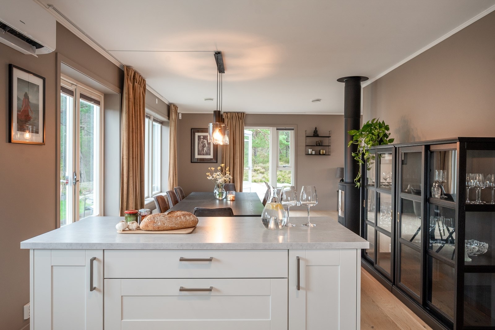 Kjøkkenøyen skaper sone mellom kjøkken og spisestue. Galleribilde